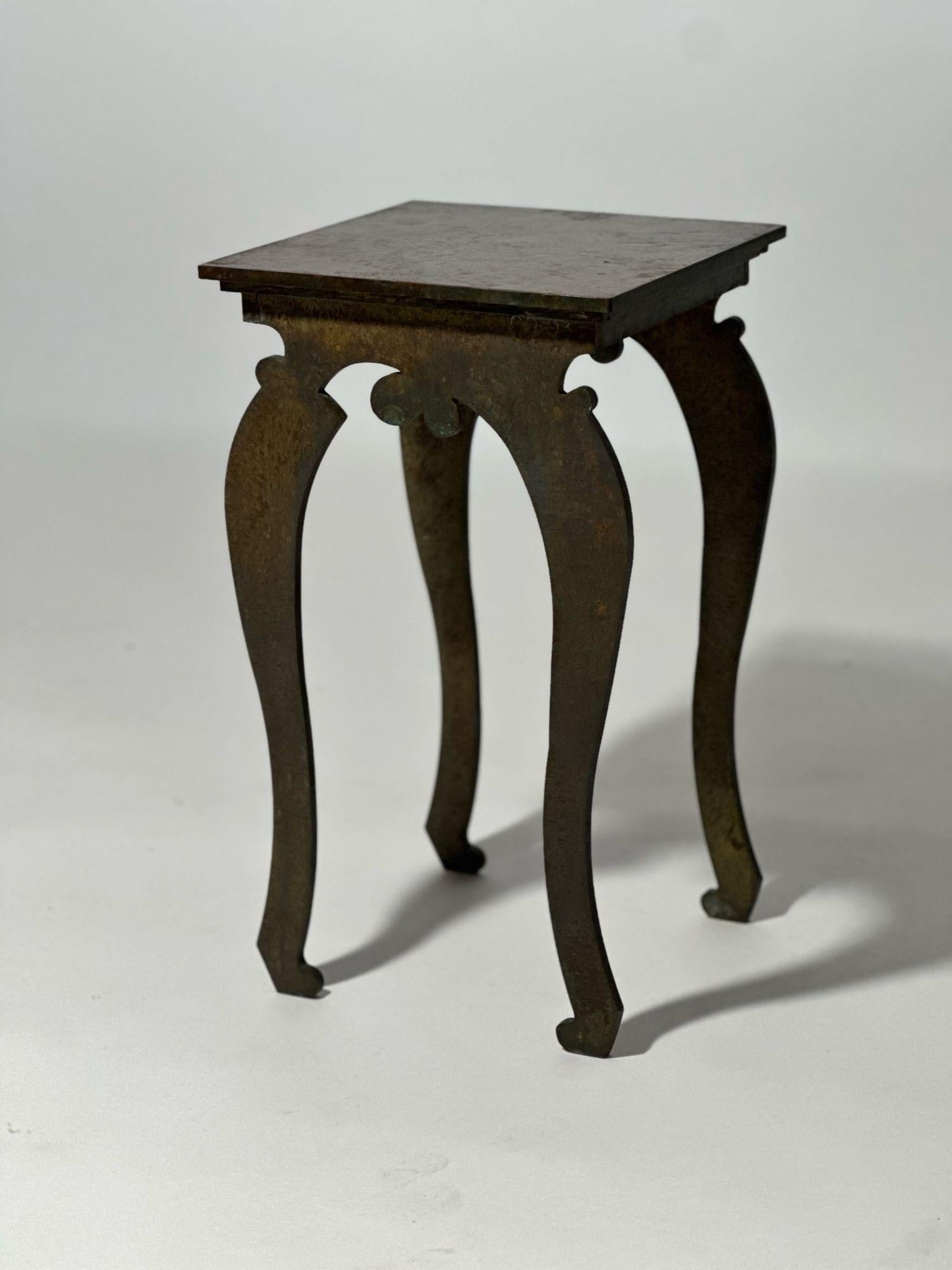 Postmoderne Table d'appoint en acier sculpturale dans le style de Giacometti