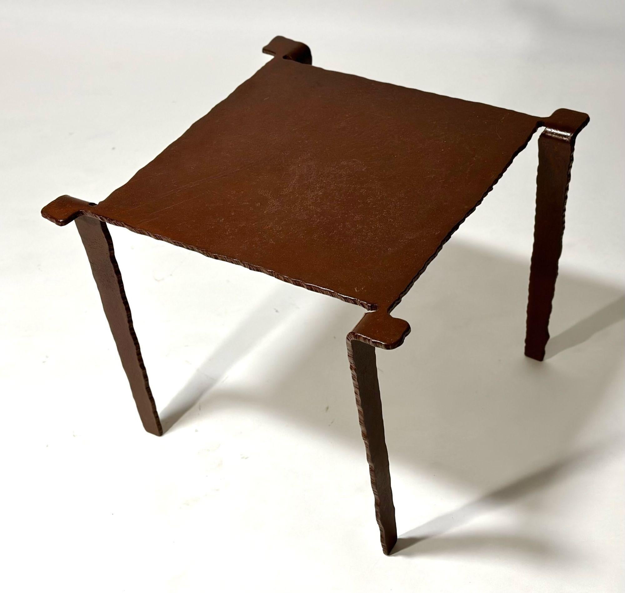 Table d'appoint en acier sculpturale dans le style de Giacometti.