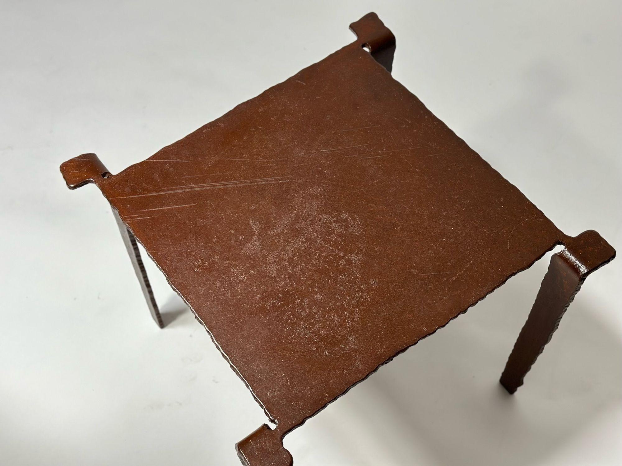 Français Table sculpturale en acier dans le style de Giacometti en vente