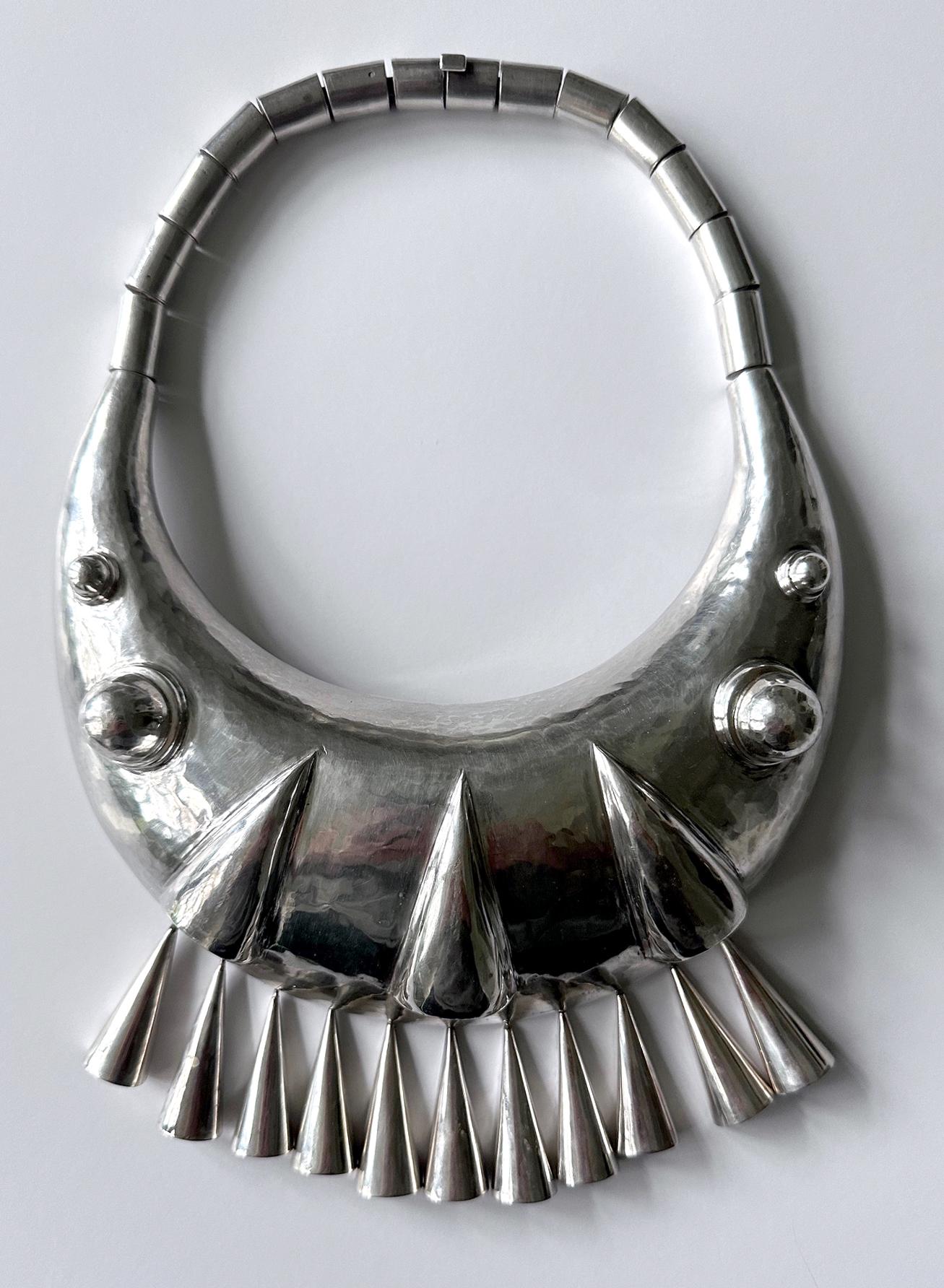 Conjunto escultural de collar gargantilla y pendientes de plata de ley de Graziella Laffi Moderno en venta
