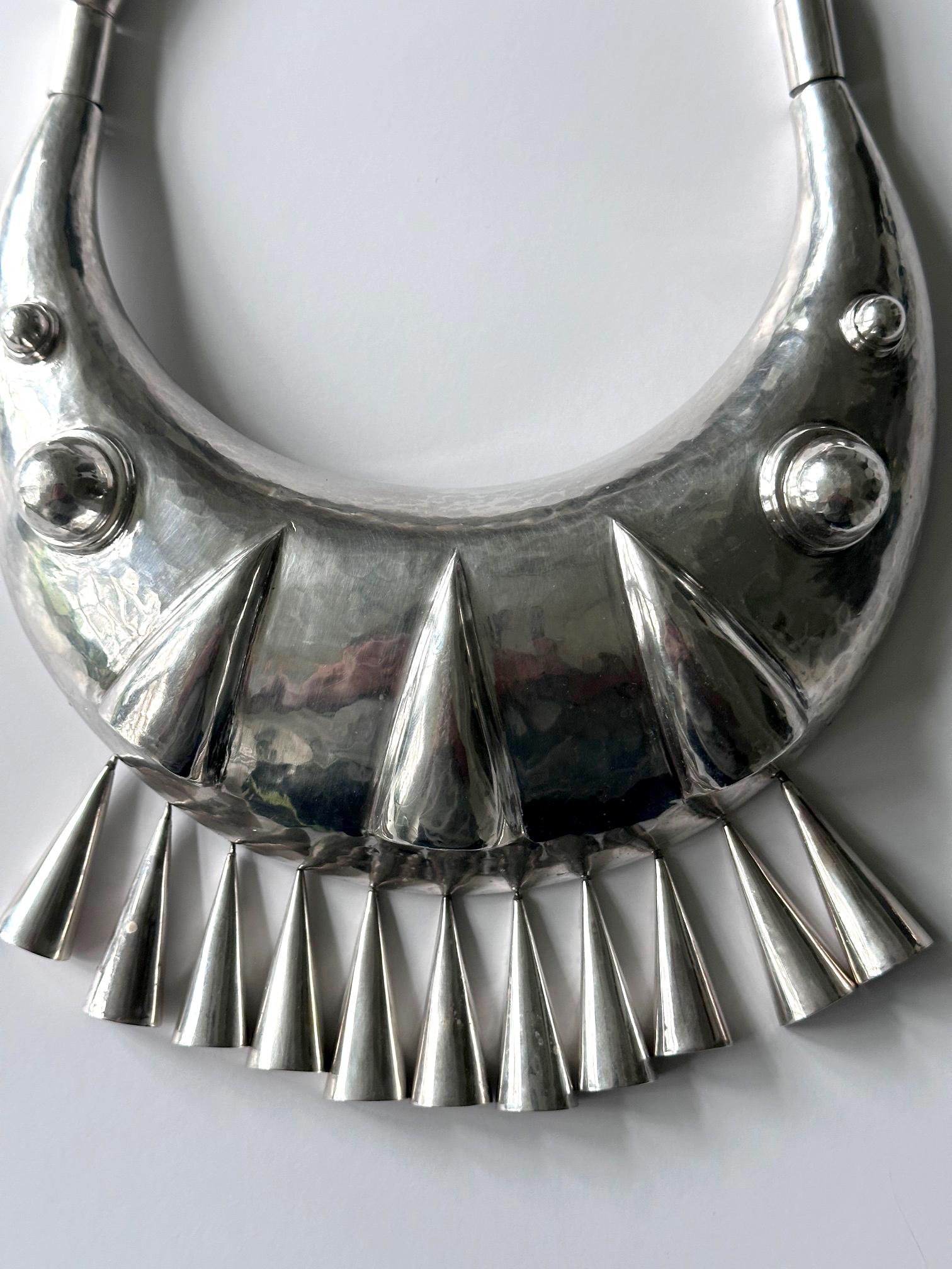 Conjunto escultural de collar gargantilla y pendientes de plata de ley de Graziella Laffi Martillado en venta