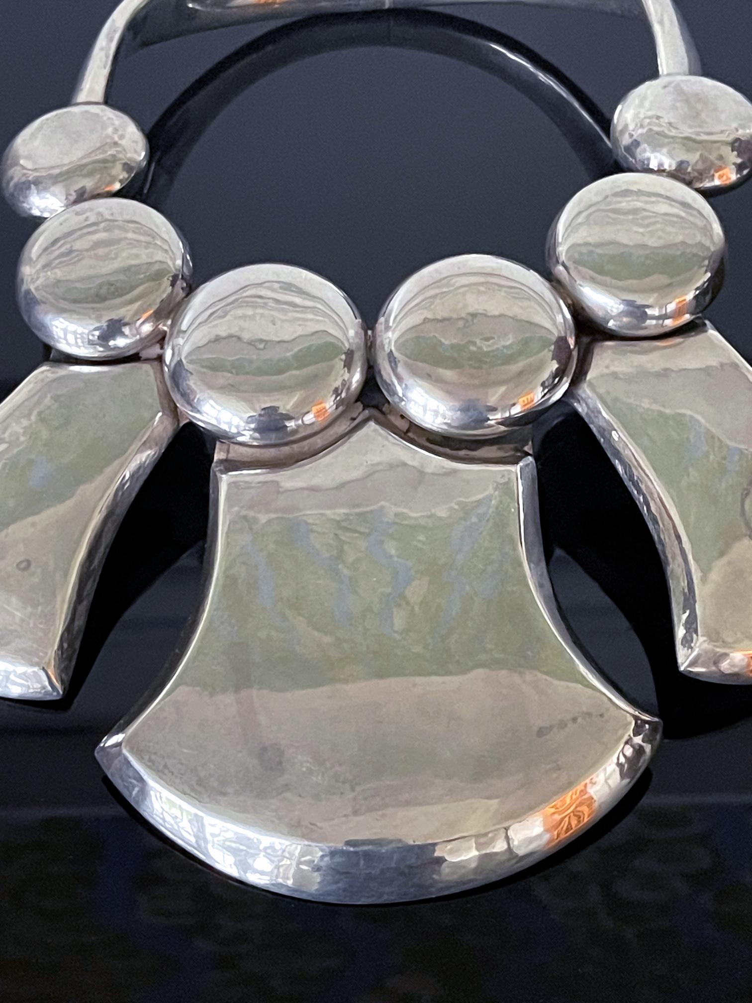 Moderne Collier ras du cou sculptural en argent sterling par Graziella Laffi en vente