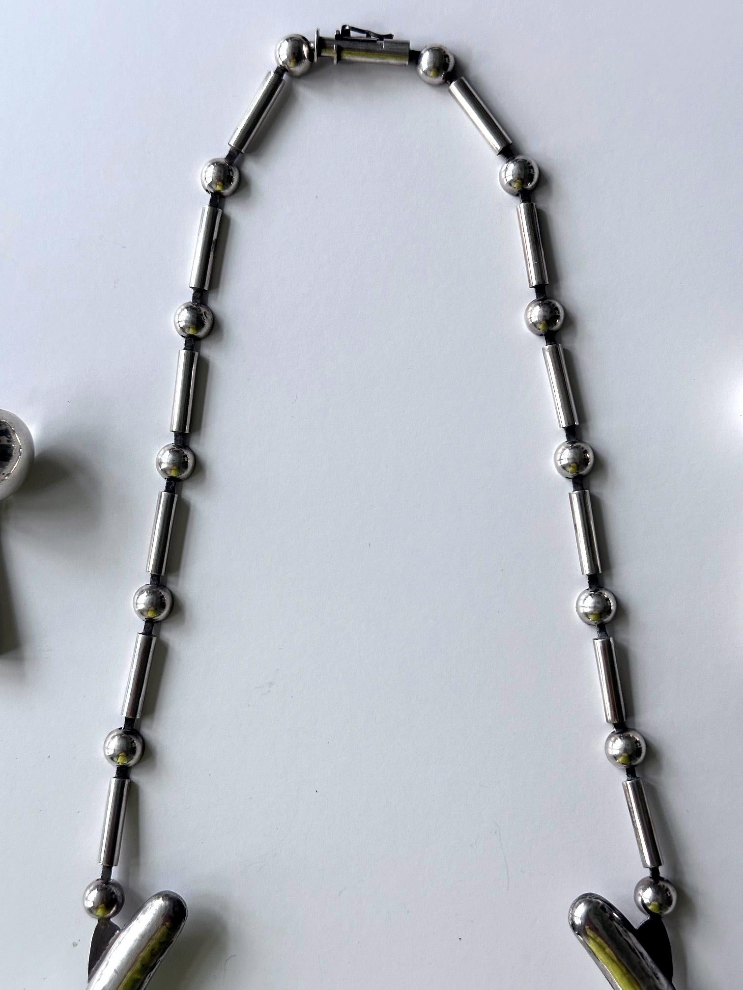 Martelé Collier et boucles d'oreilles sculpturaux en argent par Graziella Laffi en vente