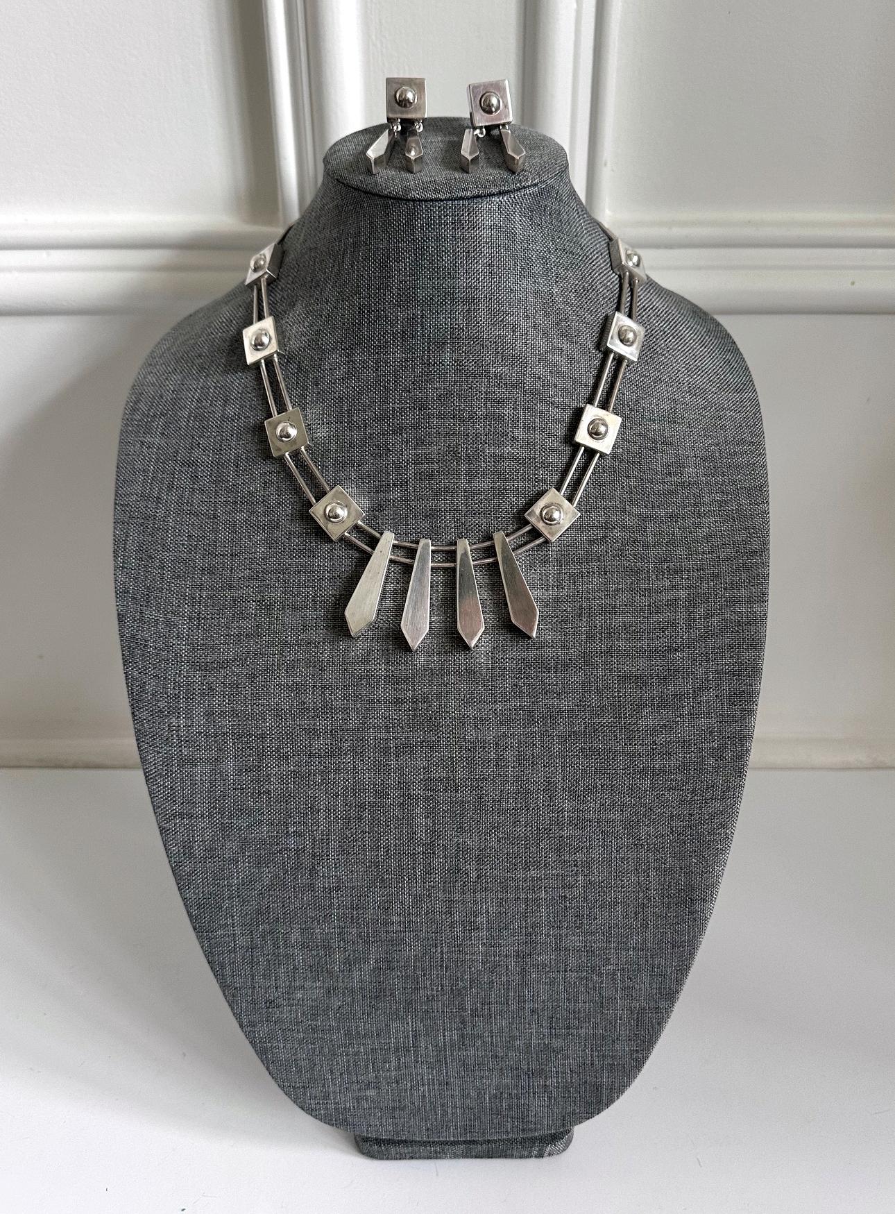Suite de colliers et de boucles d'oreilles sculpturaux en argent par Graziella Laffi en vente 3