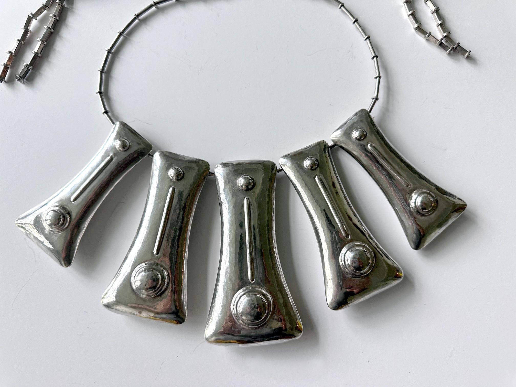 Moderno Suite di collane e orecchini scultorei in argento di Graziella Laffi in vendita