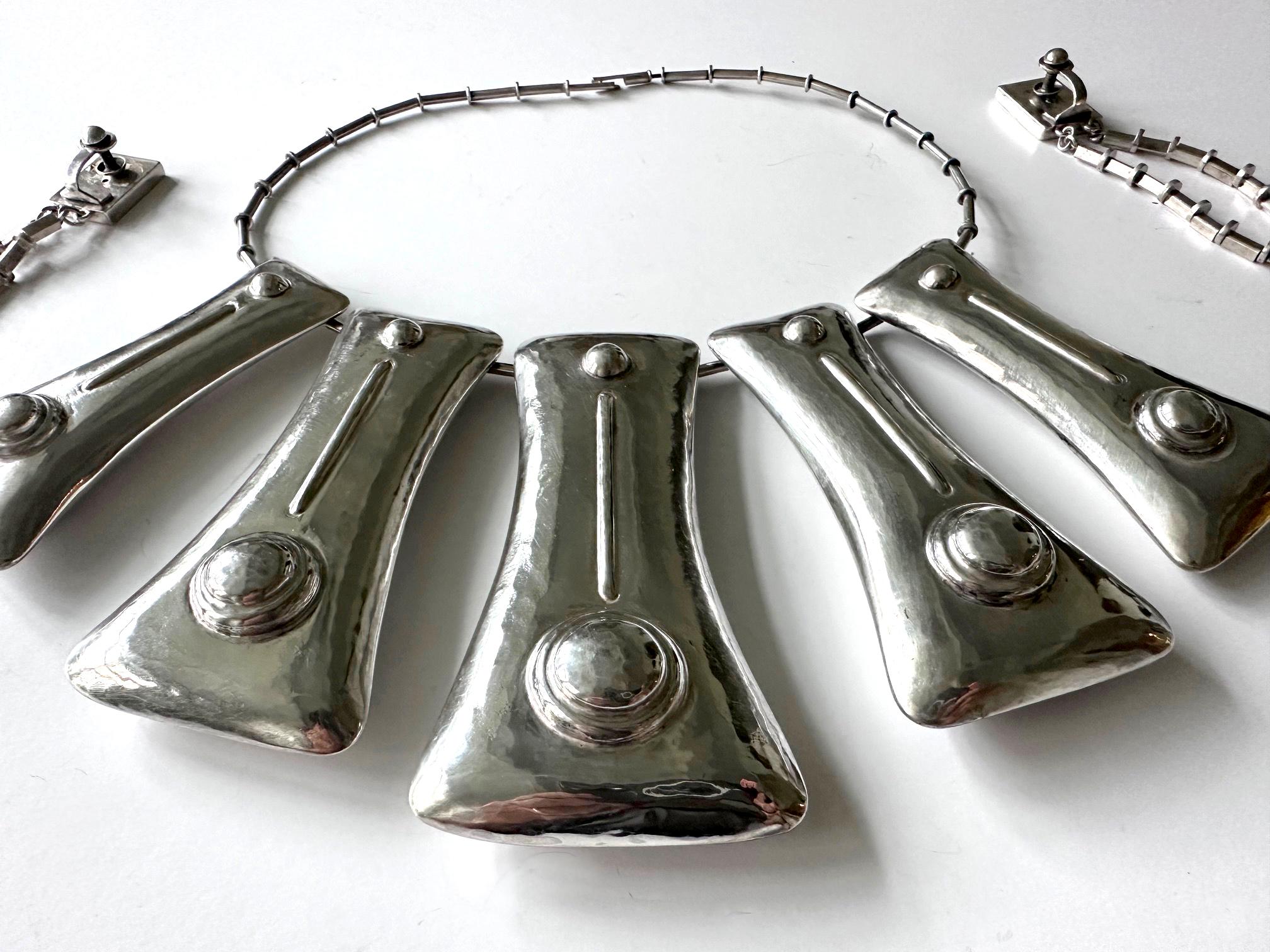 Peruviano Suite di collane e orecchini scultorei in argento di Graziella Laffi in vendita
