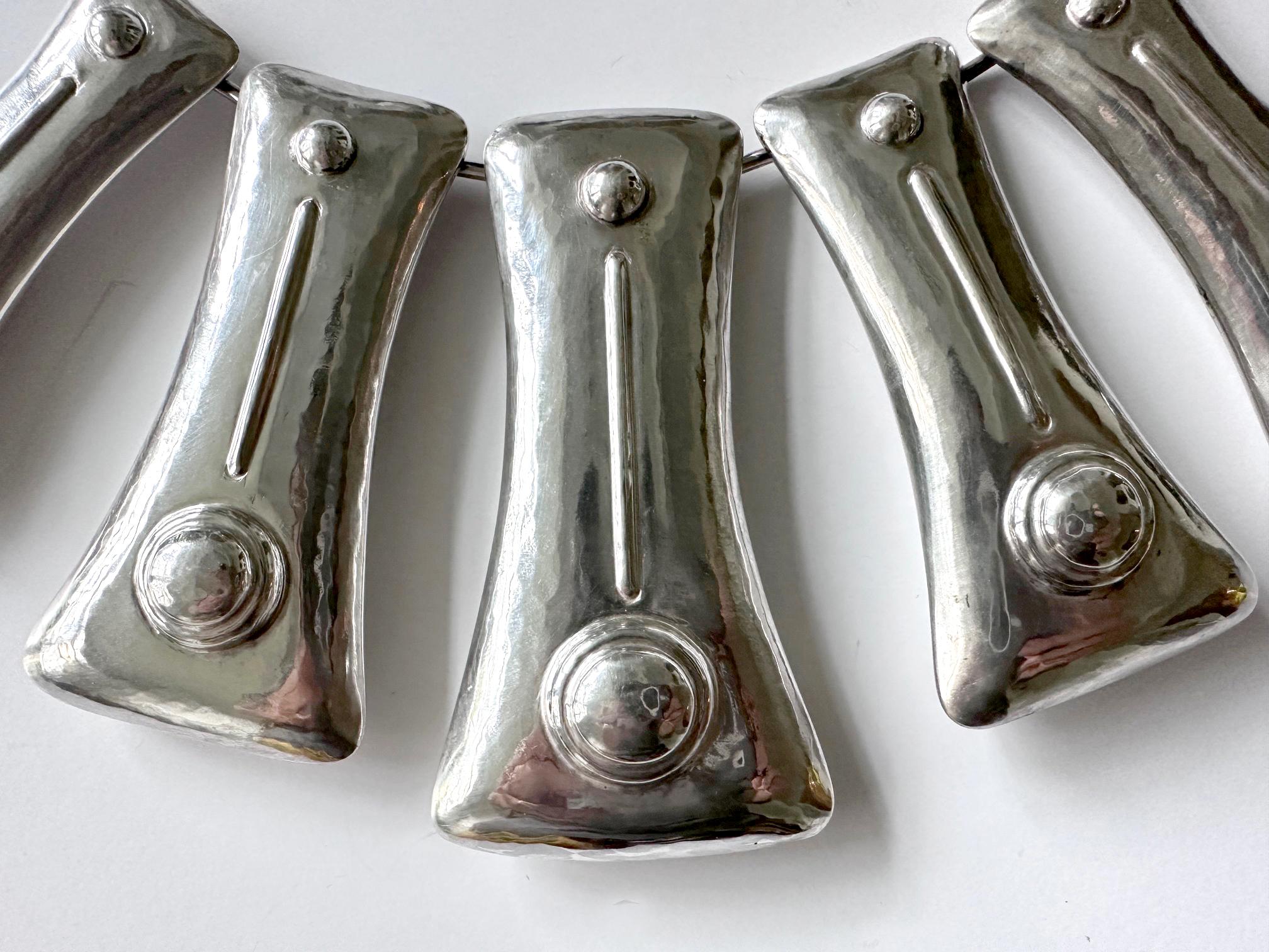 Martellato Suite di collane e orecchini scultorei in argento di Graziella Laffi in vendita