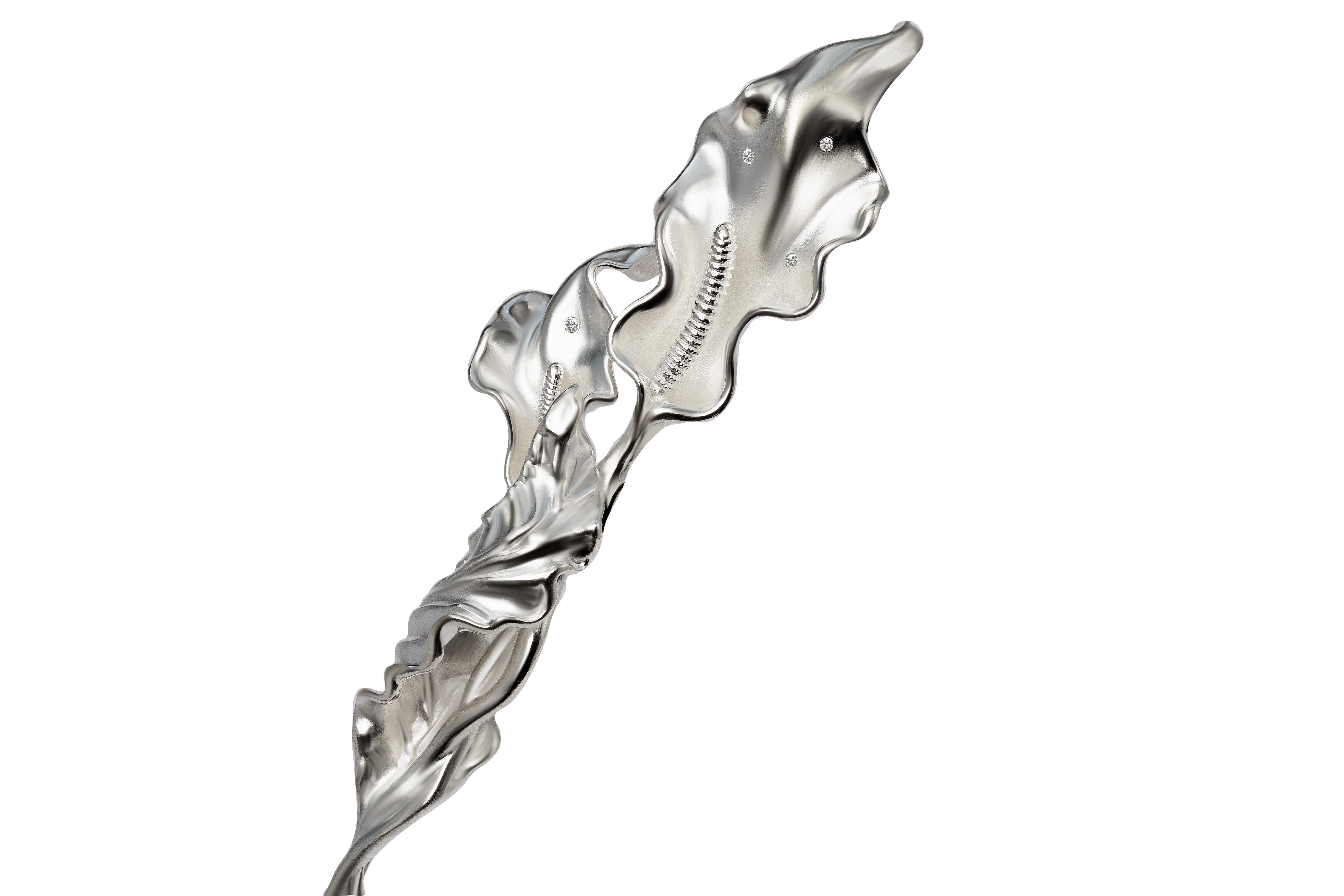 Diese einzigartige Austerngabel ist aus massivem Sterlingsilber handgefertigt und weist eine fließende, skulpturale Silhouette auf, die von Meereswellen und organischen Bewegungen inspiriert ist. Der gedrehte Griff geht in eine fein geformte,