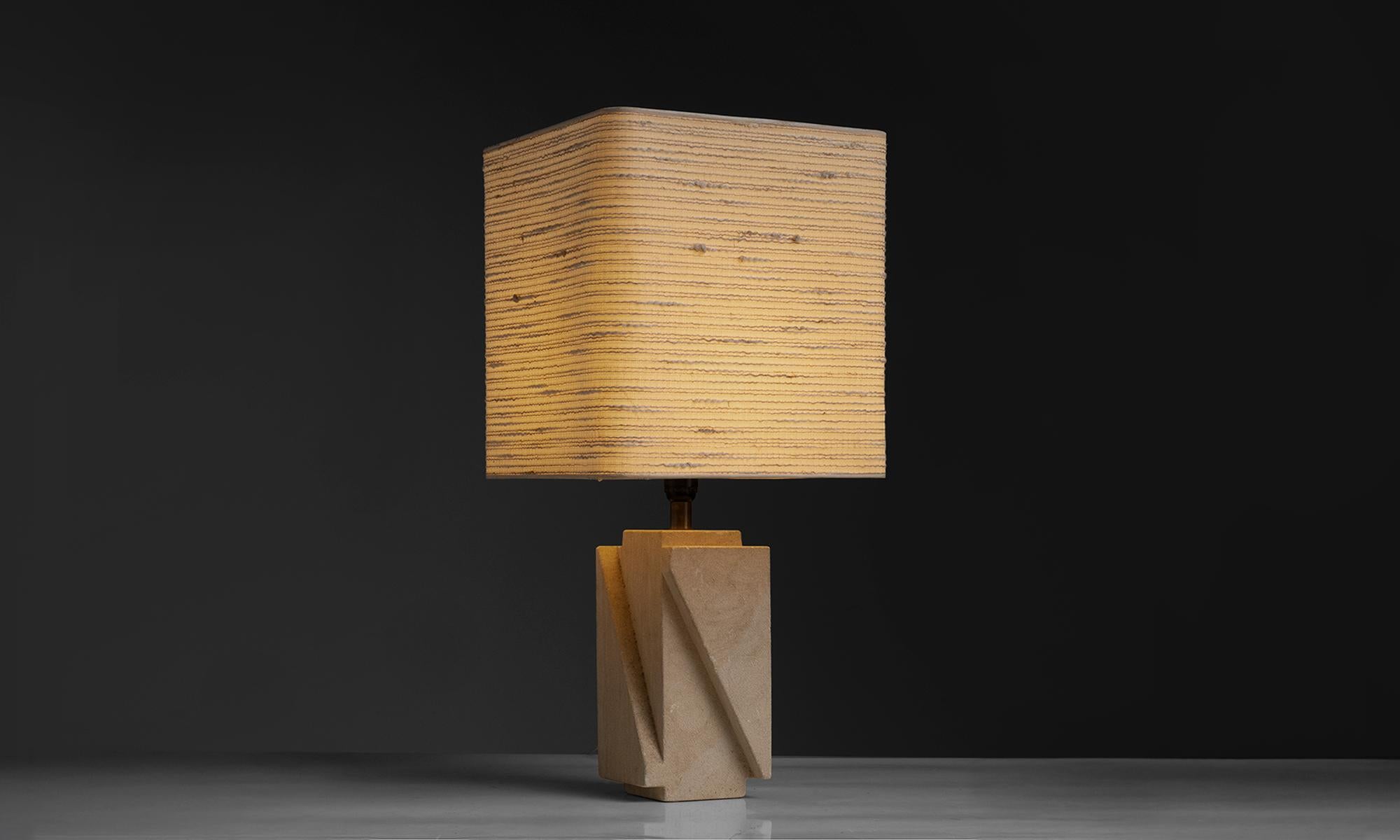 Inghilterra, 1960
Base della lampada in pietra con paralume in lino intrecciato.
14