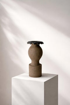 Vaso scultoreo in gres marrone con bordo scuro dalle forme organiche di Maku Ceramic