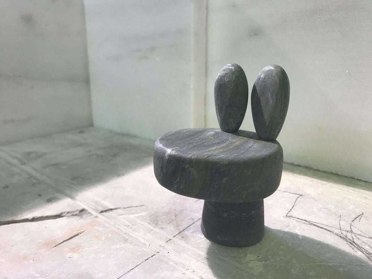 Sgabello scultoreo di ON.ENTROPY
Dimensioni: L. 58 x P. 58 x H. 59 cm
Materiali: Marmo verde.

su- entropy è un atelier di marmo fondato nel 2009 ad Atene e Londra con un focus sulla metamorfosi. Espansione dalla coscienza dell'oggetto a quella