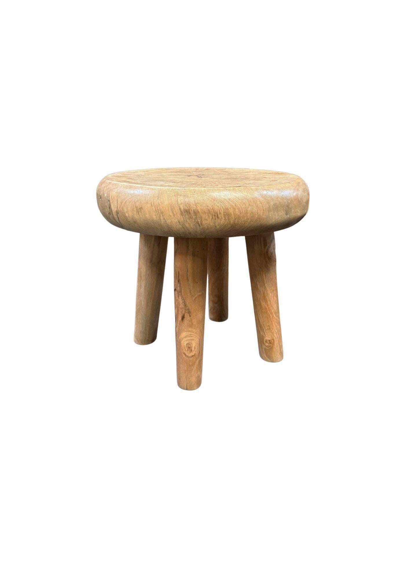 Eleva tu espacio con la discreta elegancia de este taburete de madera de mango hecho a mano. Esculpida a partir de un único bloque macizo de madera de mango de origen sostenible, presenta un rico acabado marrón oscuro espresso que realza el veteado