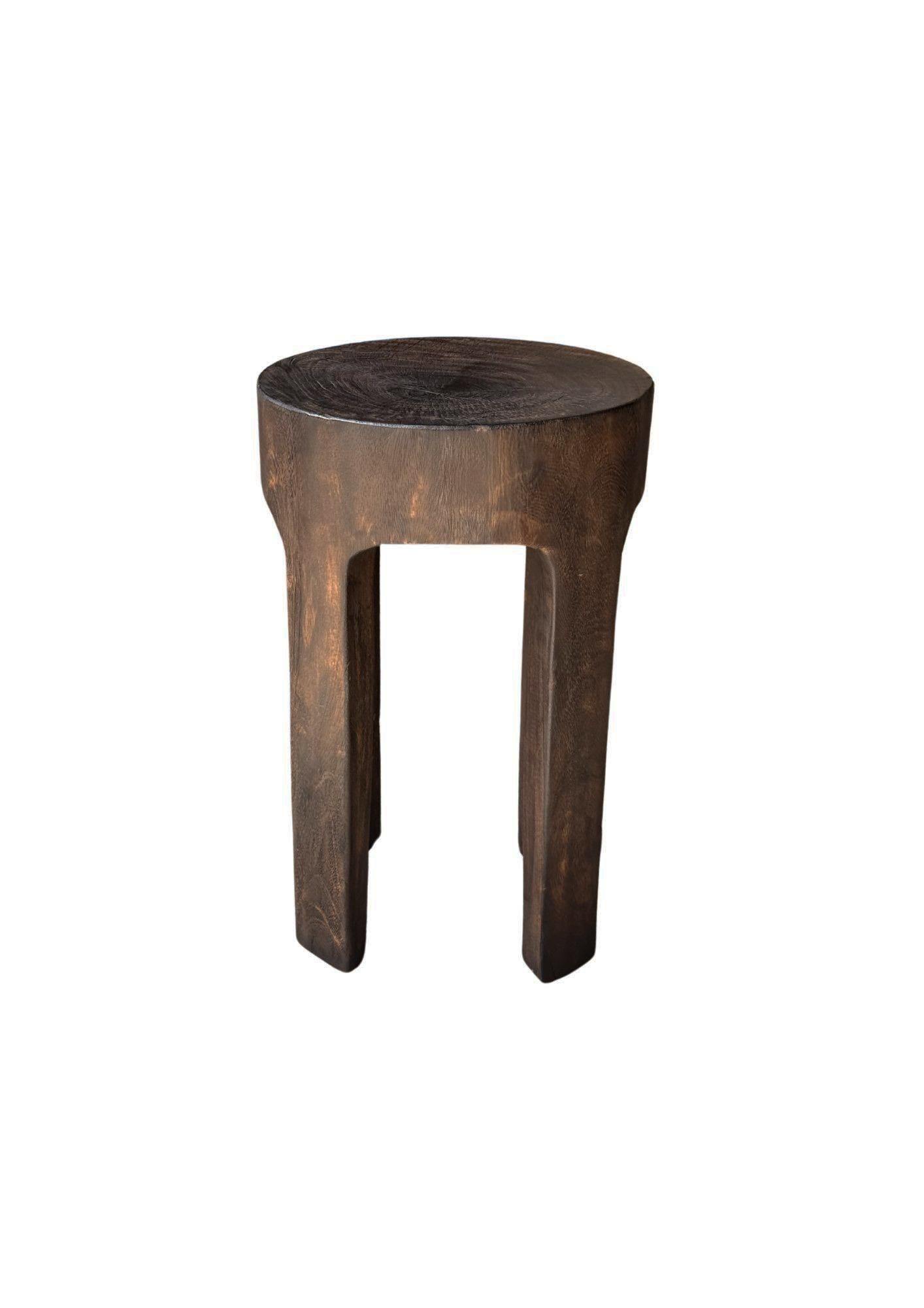 Taburete Escultural Tallado en Madera Maciza de Mango Moderno Orgánico Moderno orgánico en venta