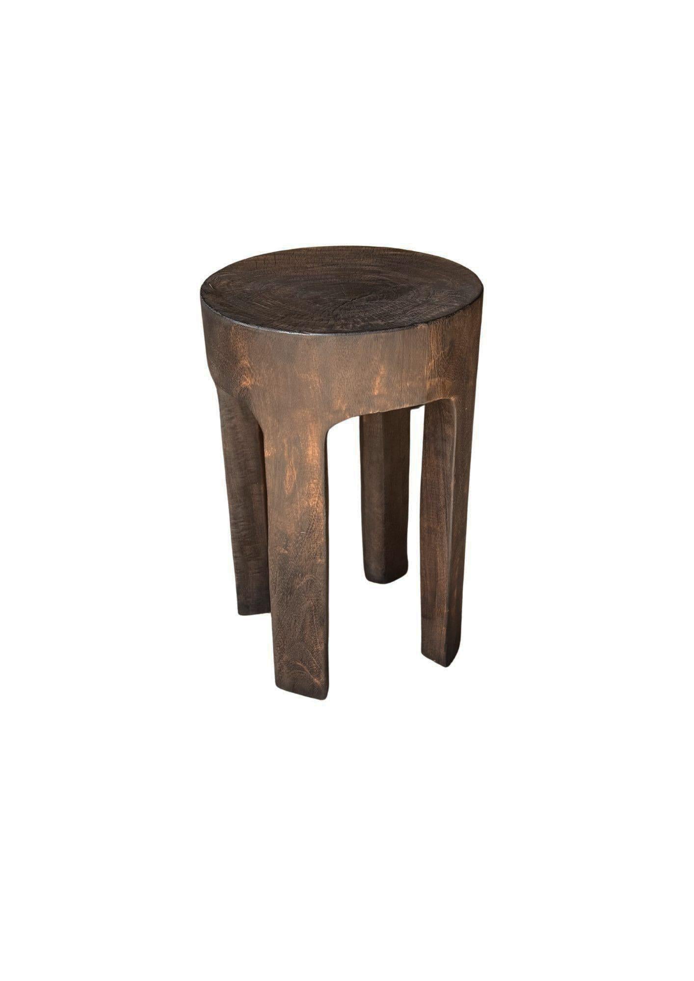 Taburete Escultural Tallado en Madera Maciza de Mango Moderno Orgánico Indonesio en venta