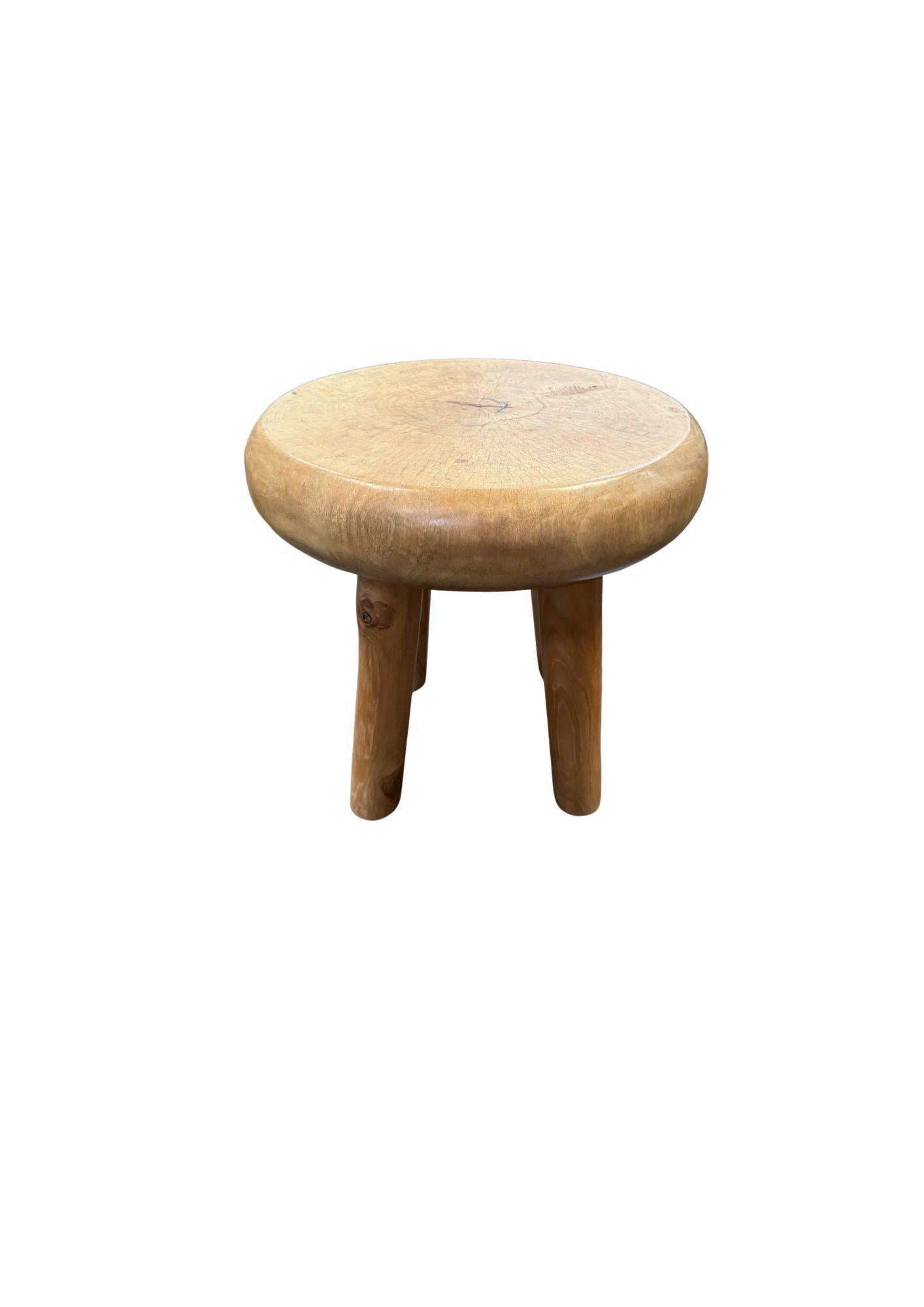 Taburete Escultural Tallado en Madera Maciza de Mango Moderno Orgánico Indonesio en venta