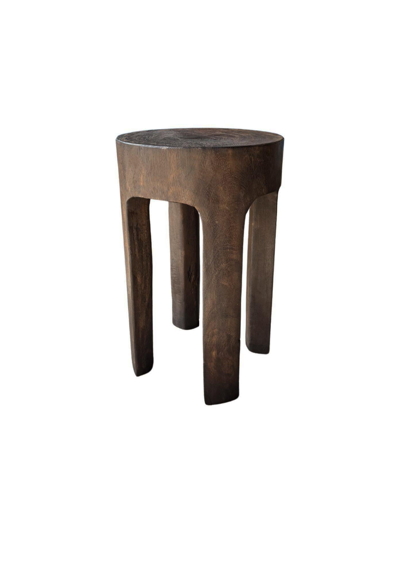 Taburete Escultural Tallado en Madera Maciza de Mango Moderno Orgánico Hecho a mano en venta