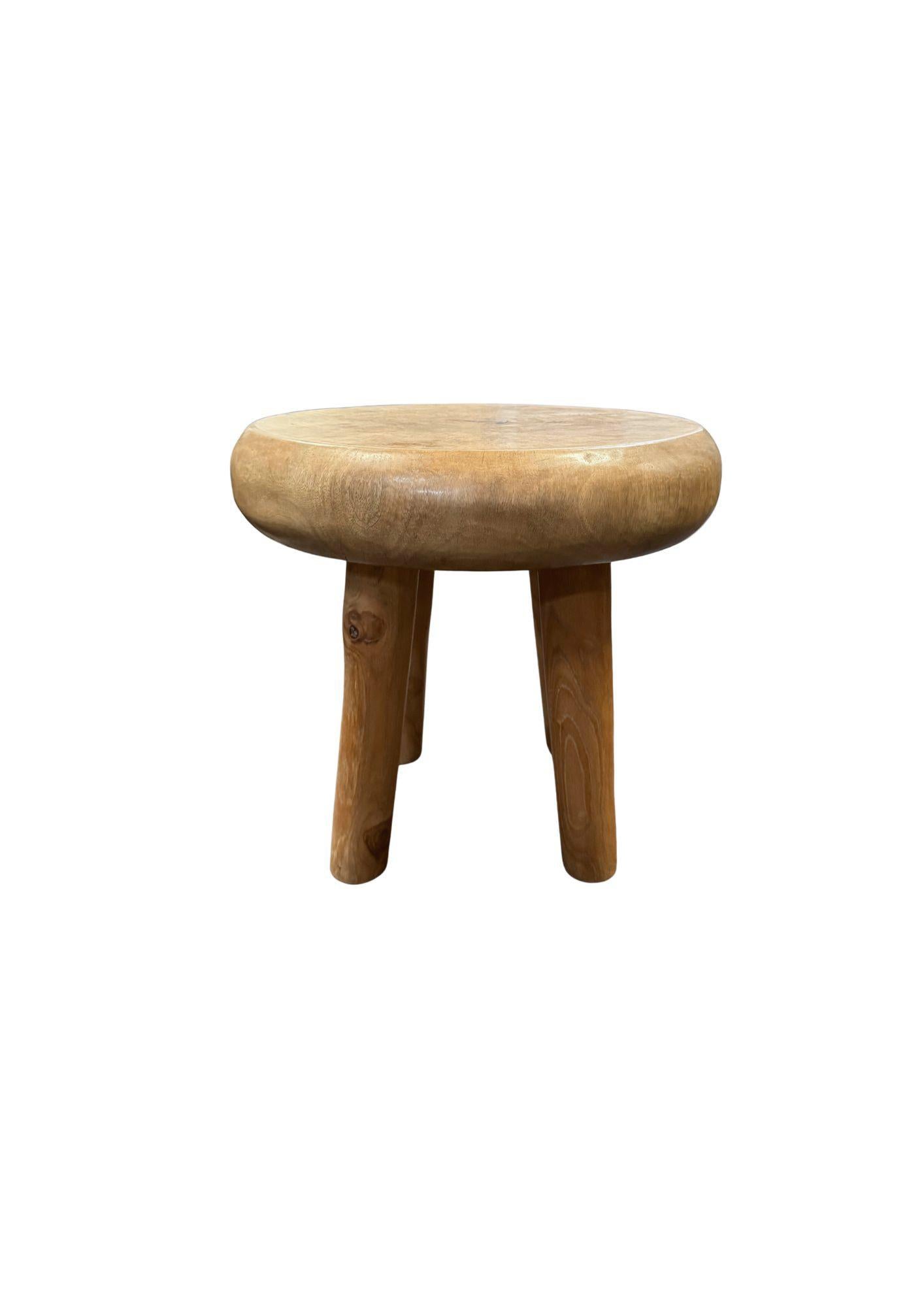Taburete Escultural Tallado en Madera Maciza de Mango Moderno Orgánico Hecho a mano en venta