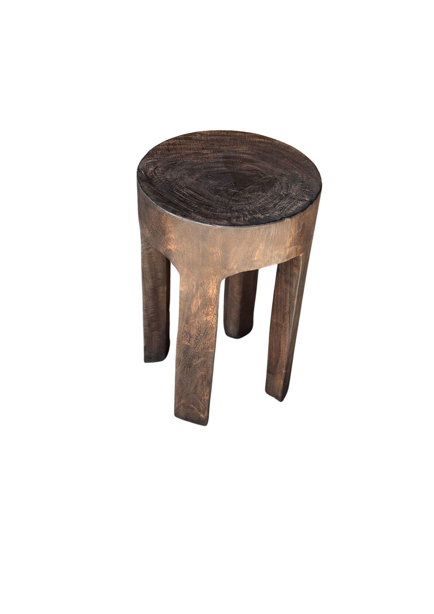 Taburete Escultural Tallado en Madera Maciza de Mango Moderno Orgánico Siglo XXI y contemporáneo en venta