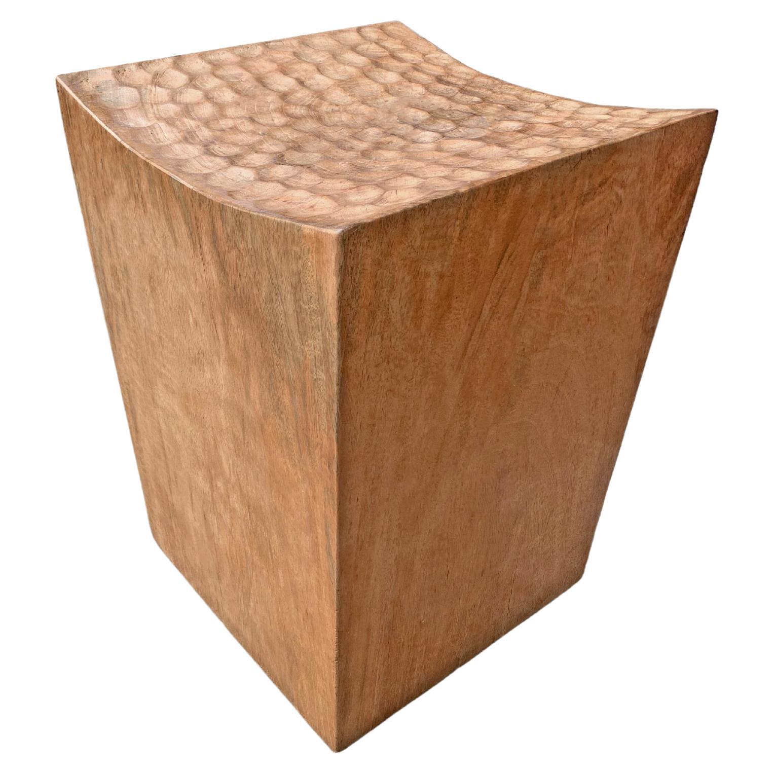 Tabouret sculptural organique moderne sculpté en bois de Mango massif