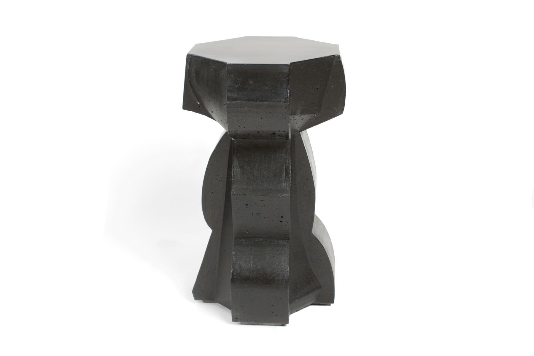 Skulpturaler Hocker/Beistelltische aus schwarzem Gussbeton von Nico Yektai (Nordamerikanisch) im Angebot