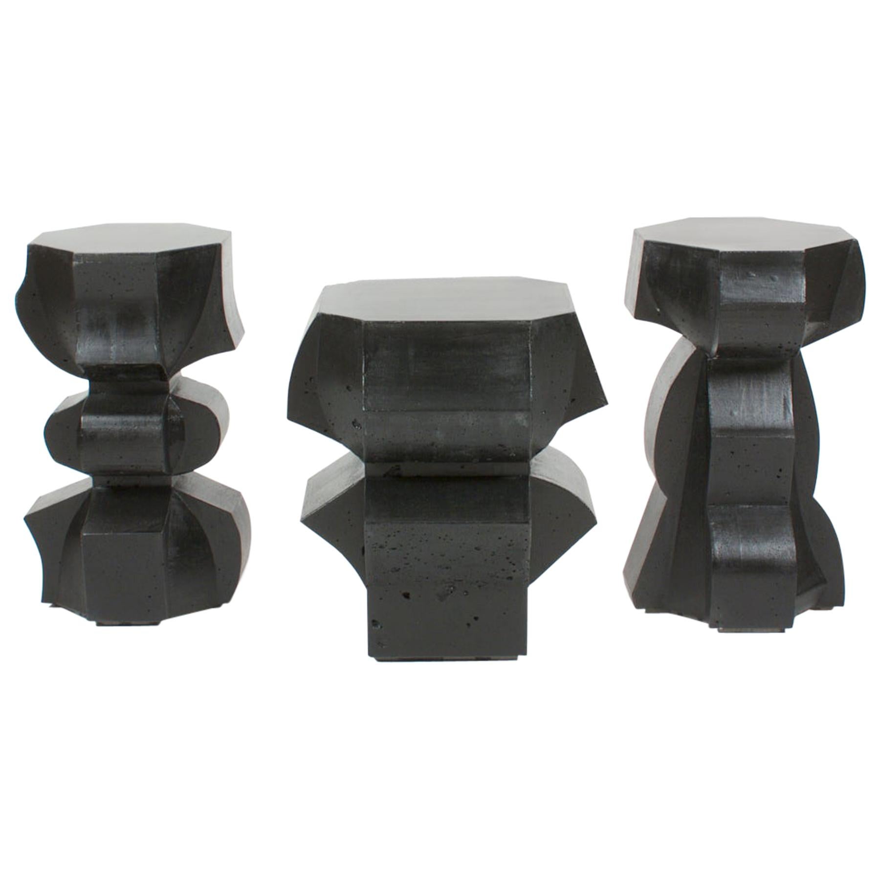 Tabouret/tables d'extrémité sculpturales en béton moulé noir de Nico Yektai