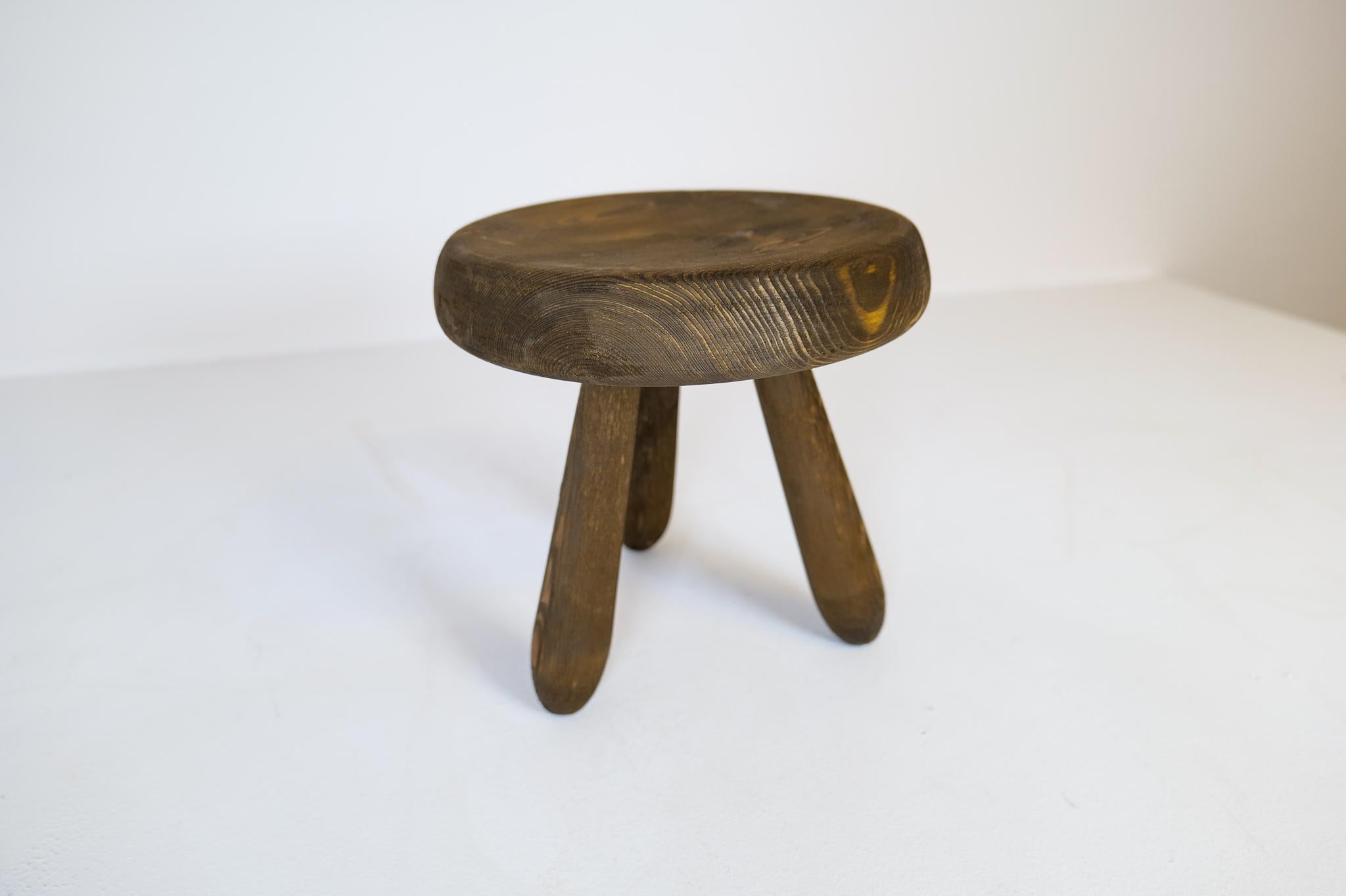 Sculptural Stool in Stained Pine, Attributed to Ingvar Hildingsson, Sweden 1970s In Good Condition For Sale In Hillringsberg, SE
