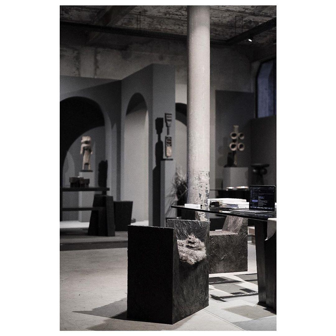 Sculptural stool rubber, Arno Declercq

Measures: 
Small: 63 cm L x 38 cm W x 69 cm H
24.8” L x 15” W x 27
