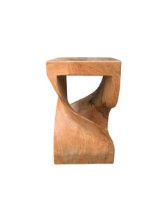 Sgabello scultoreo / Tavolino intagliato in legno massiccio di mango Moderno Organico