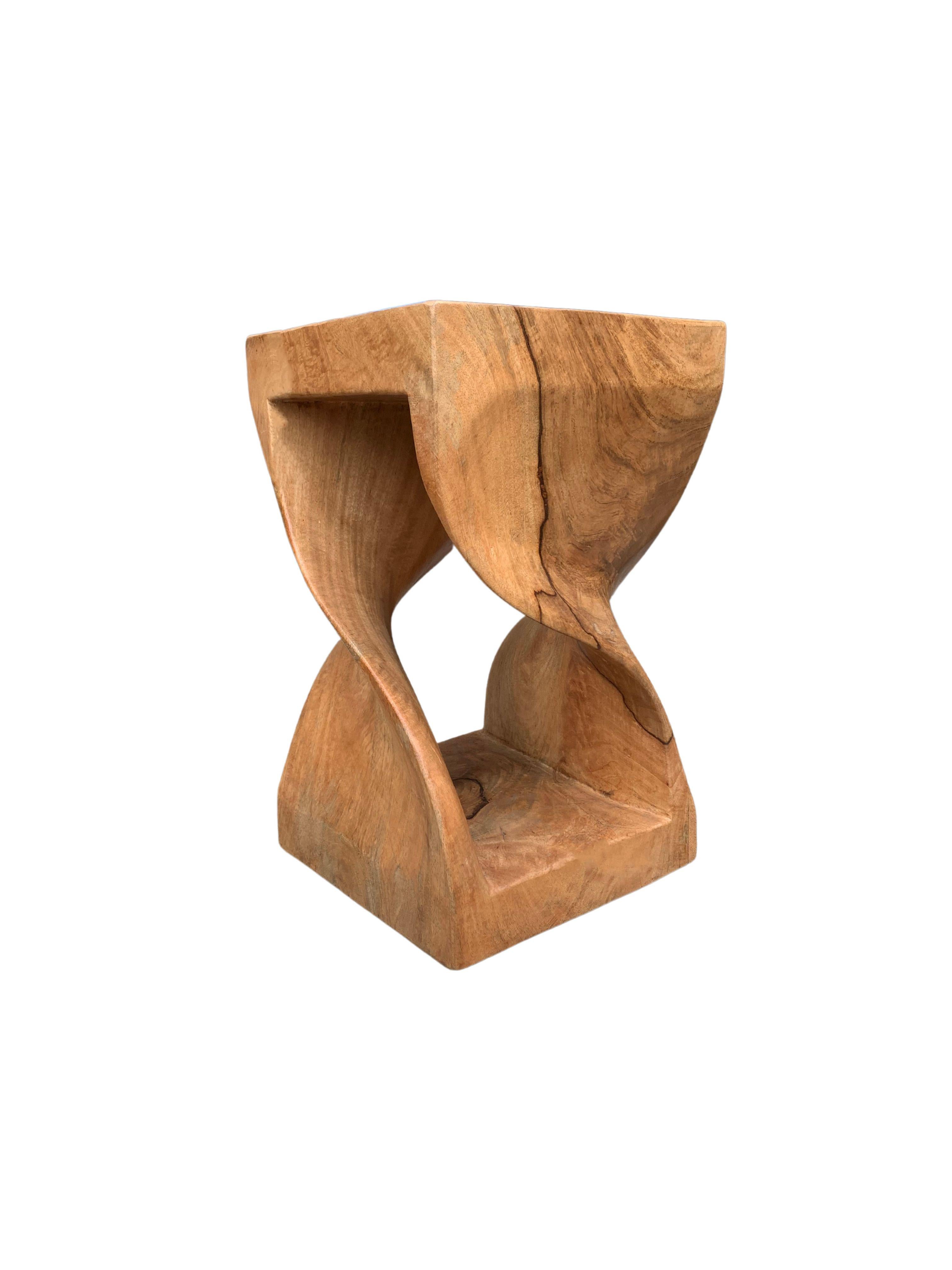 Fait main Tabouret/table d'appoint sculptural organique moderne et sculpté en bois de Mango massif en vente