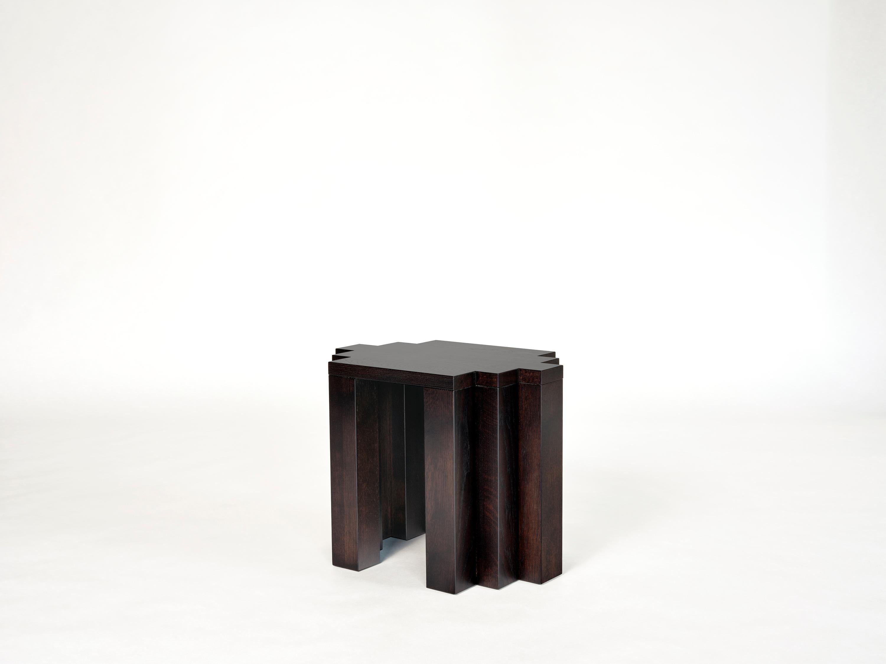 Skulpturaler Hocker / Beistelltisch aus dunkelbrauner europäischer Eiche - Cadence von Mokko (Niederländisch) im Angebot