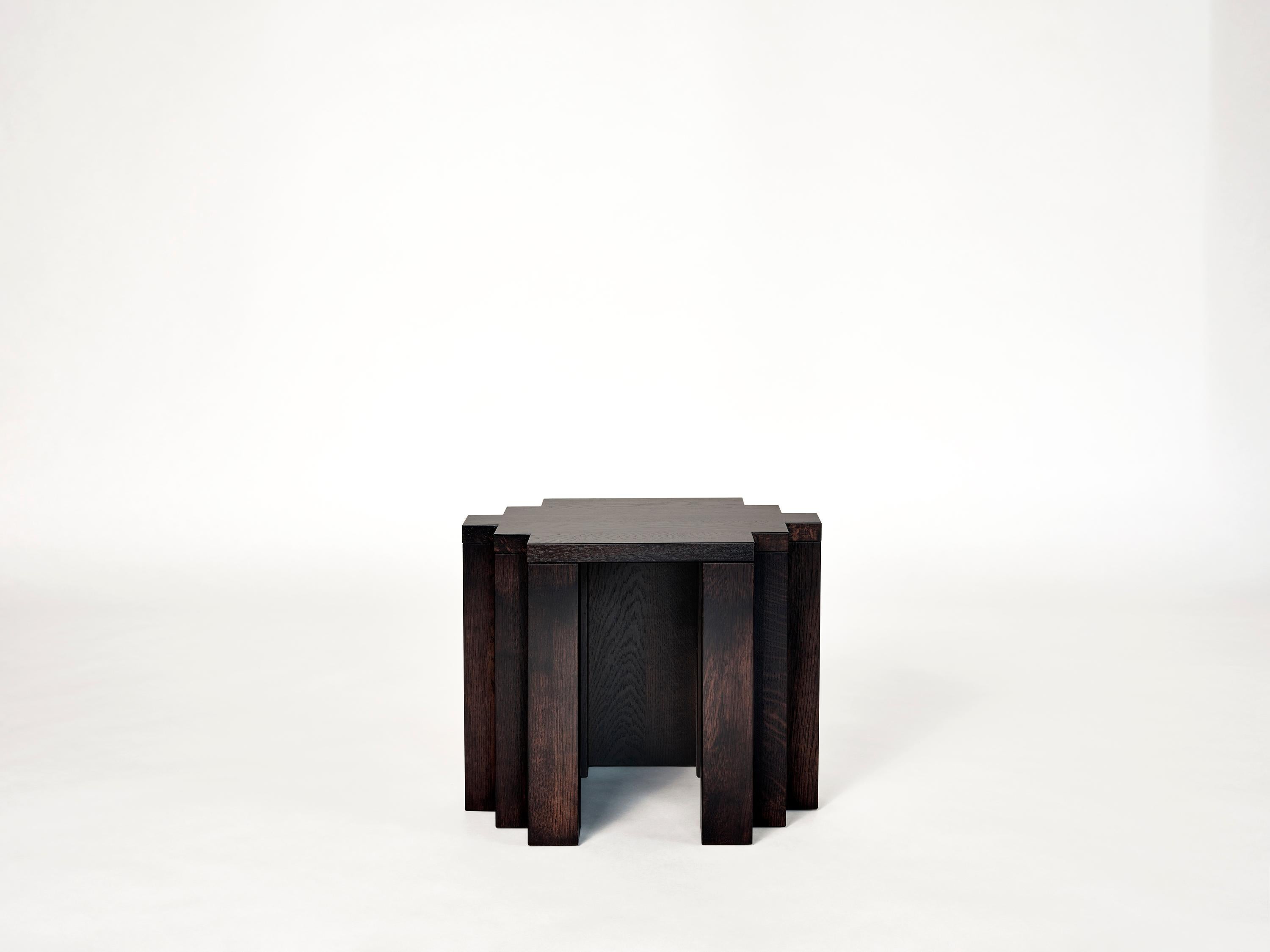 Skulpturaler Hocker / Beistelltisch aus dunkelbrauner europäischer Eiche - Cadence von Mokko (Handgefertigt) im Angebot