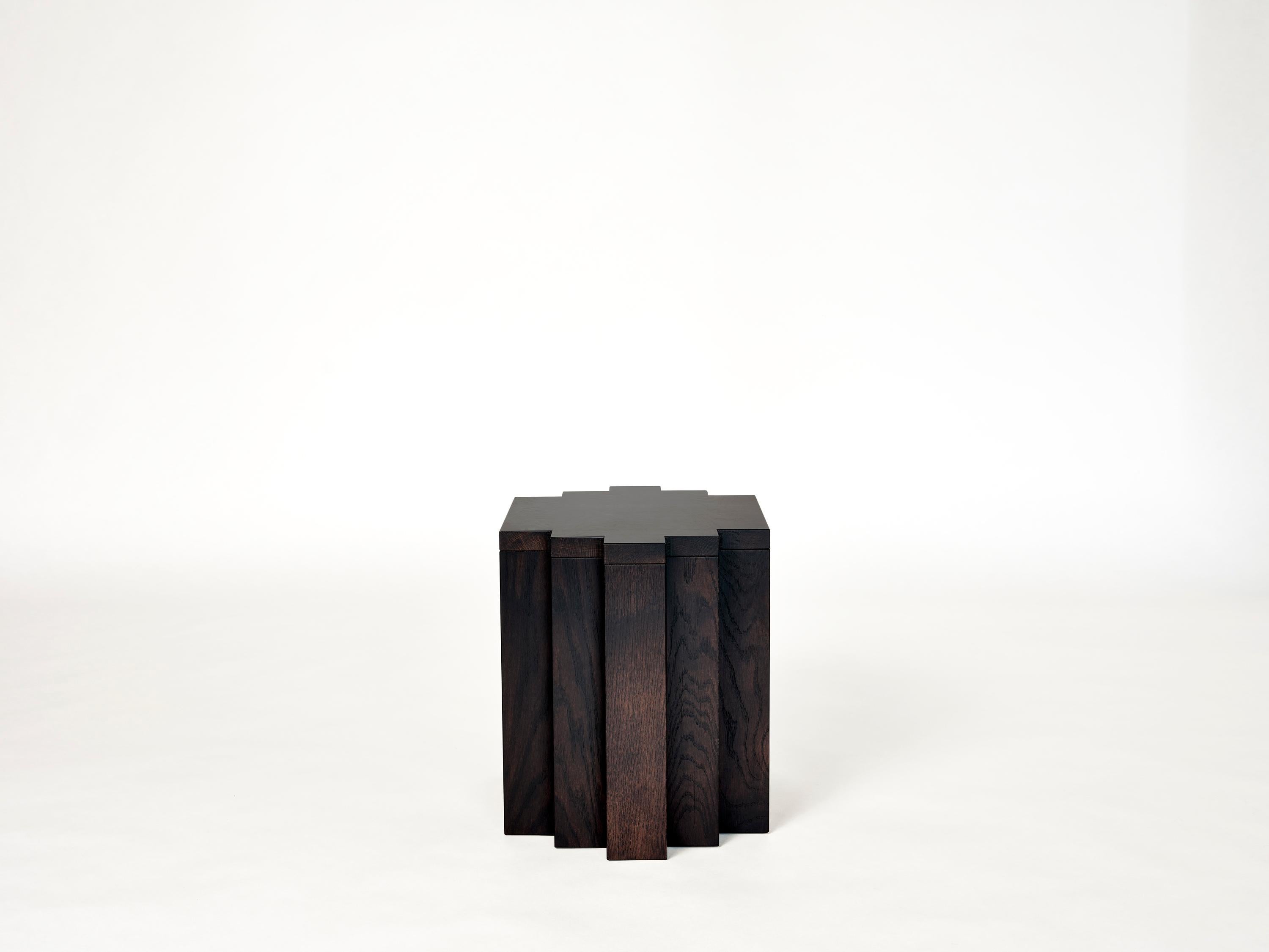 Skulpturaler Hocker / Beistelltisch aus dunkelbrauner europäischer Eiche - Cadence von Mokko (21. Jahrhundert und zeitgenössisch) im Angebot