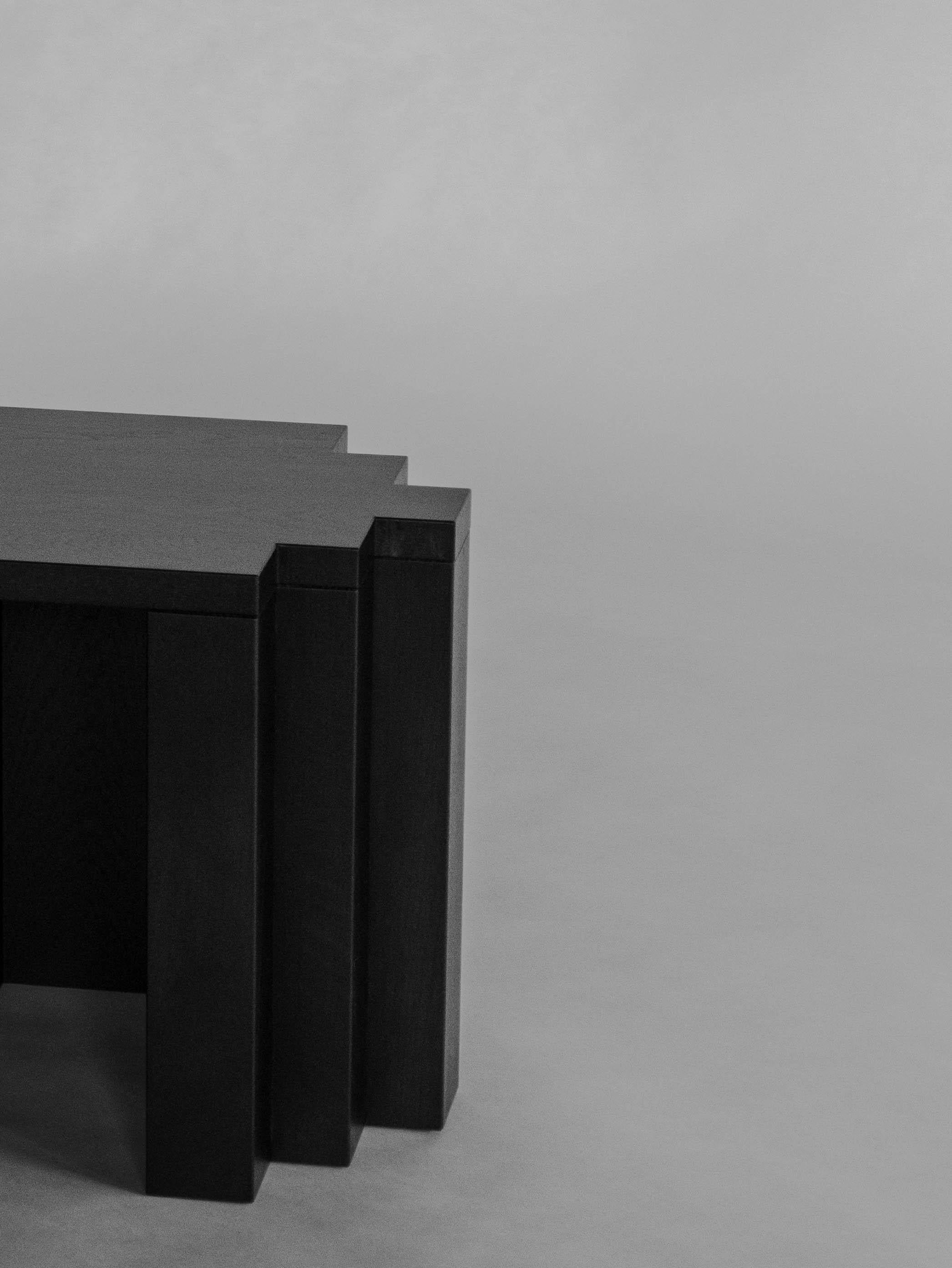 Skulpturaler Hocker / Beistelltisch aus dunkelbrauner europäischer Eiche - Cadence von Mokko (Eichenholz) im Angebot