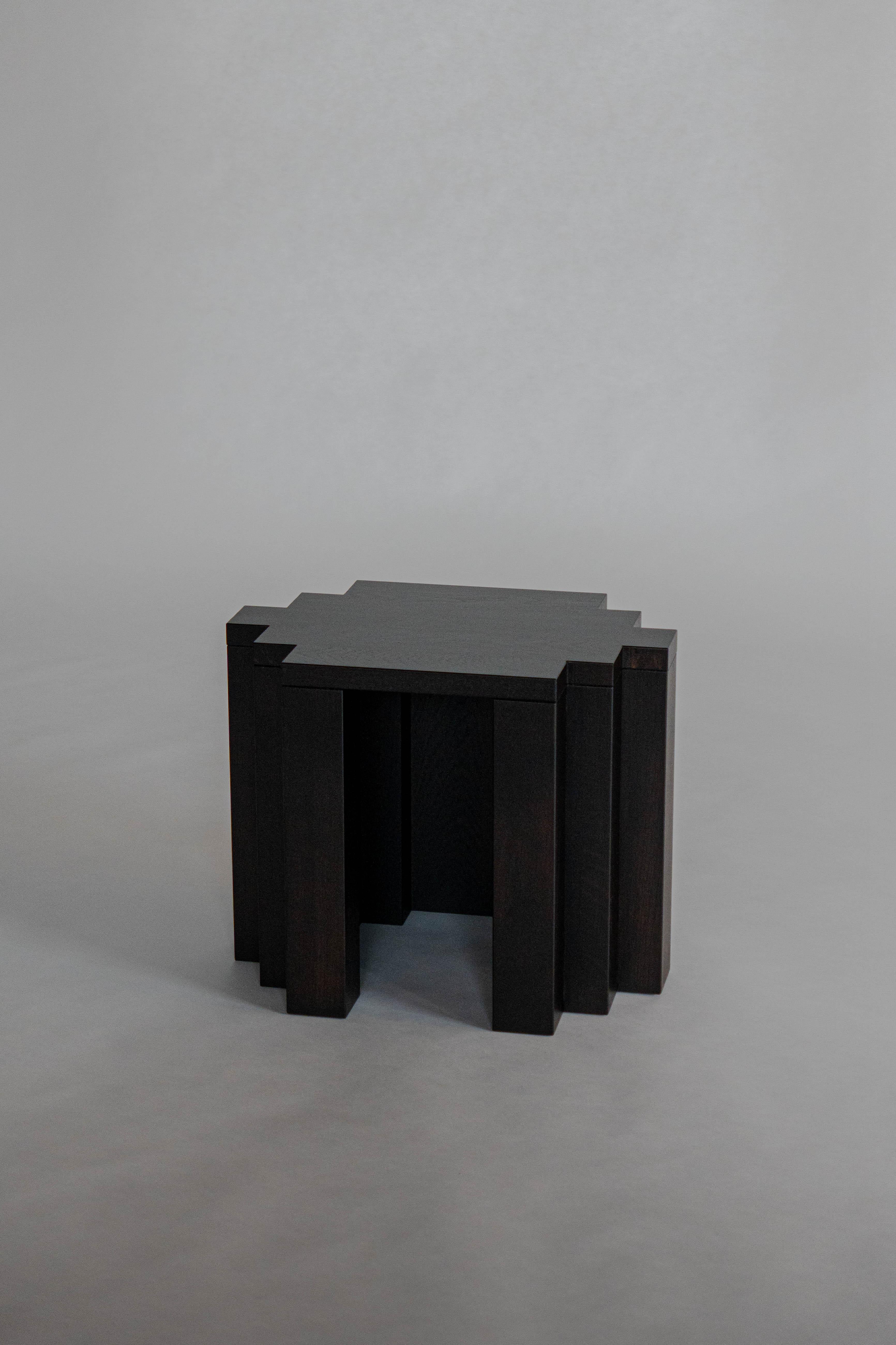 Skulpturaler Hocker / Beistelltisch aus dunkelbrauner europäischer Eiche - Cadence von Mokko im Angebot 1