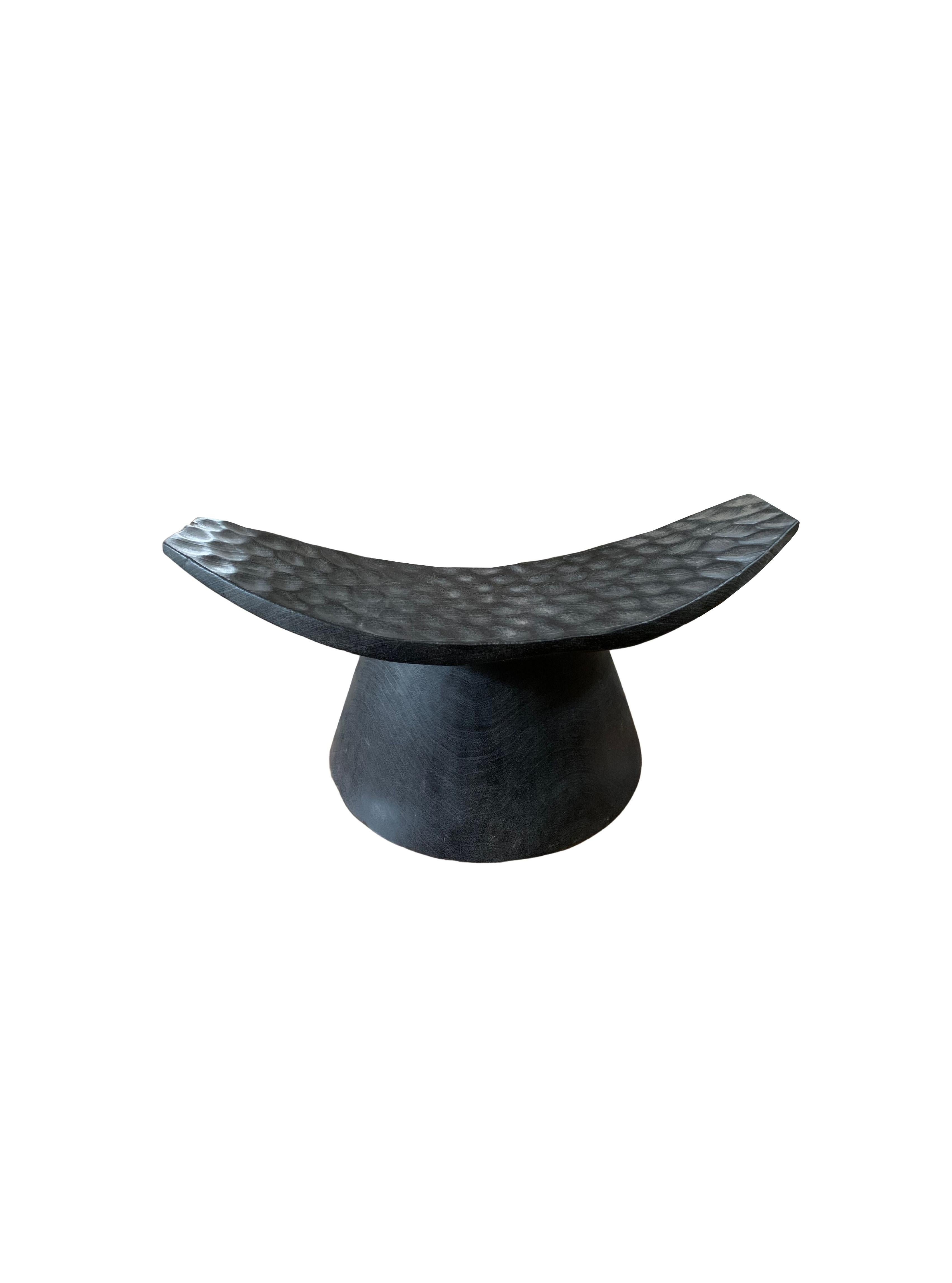 Organique Tabouret sculptural avec assise incurvée et détails taillés à la main, finition brûlée en vente