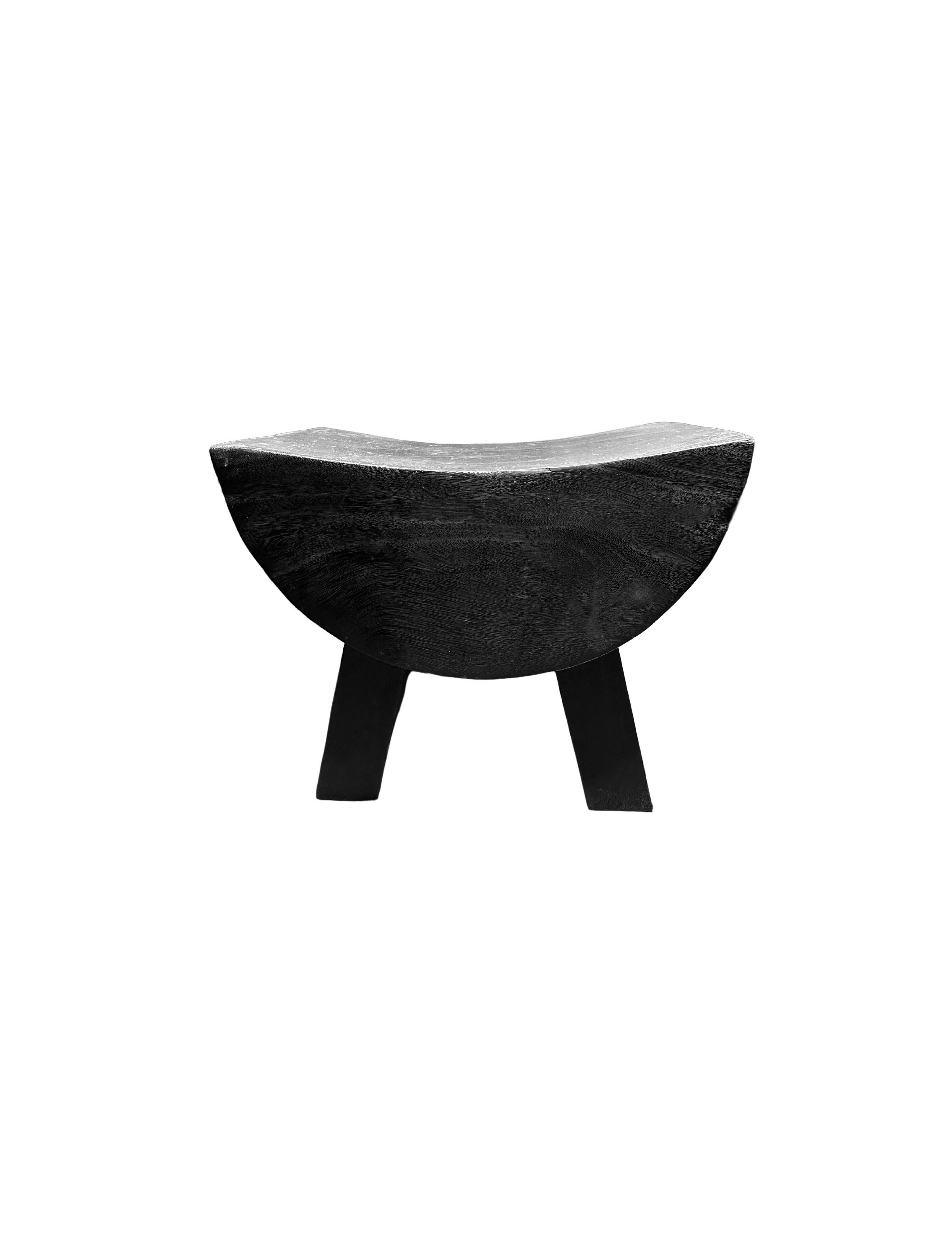 Taburete Escultural con Asiento Curvo Madera de Suar, Acabado Quemado, Orgánico Moderno Moderno orgánico en venta