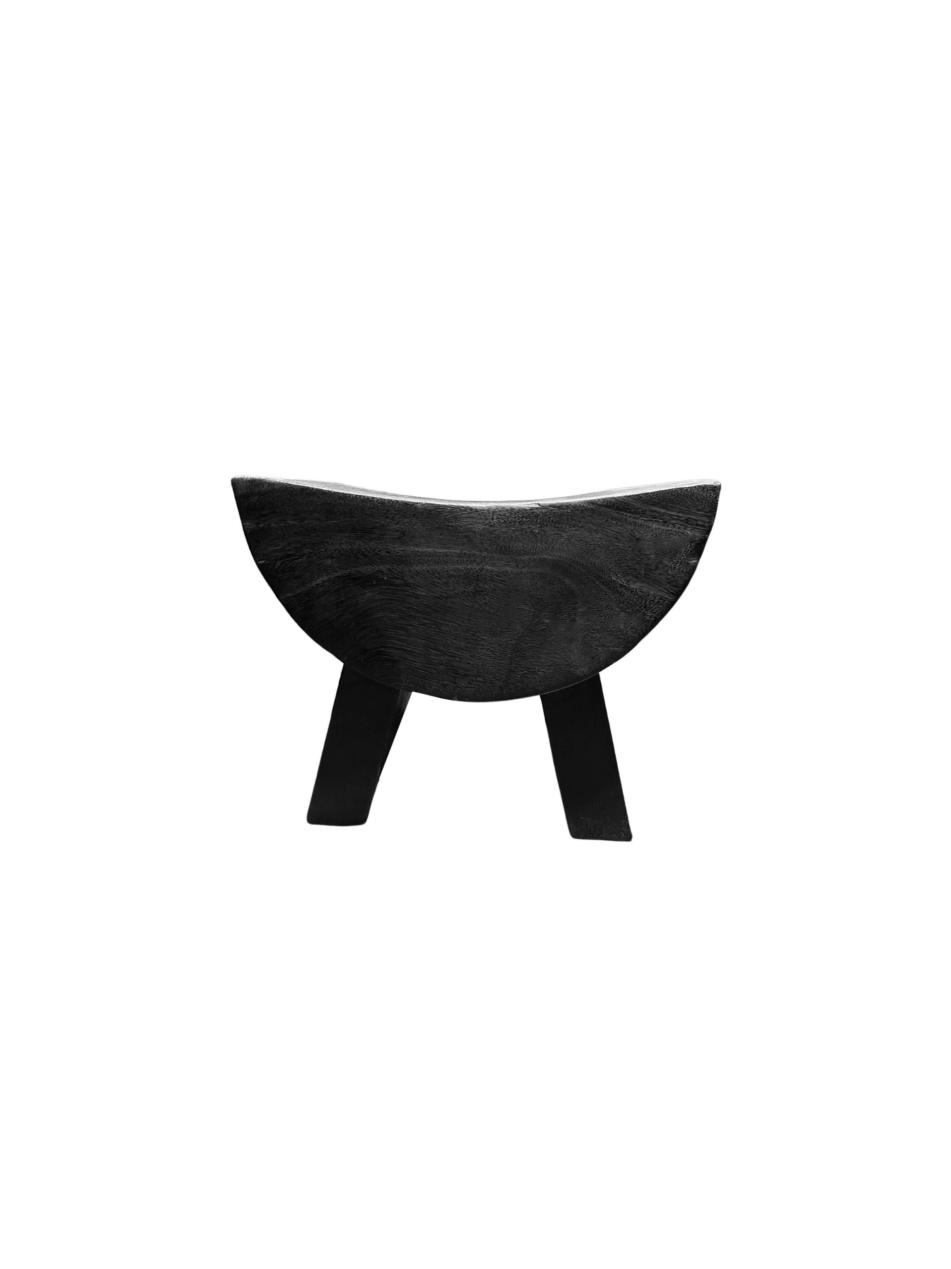 Taburete Escultural con Asiento Curvo Madera de Suar, Acabado Quemado, Orgánico Moderno Indonesio en venta