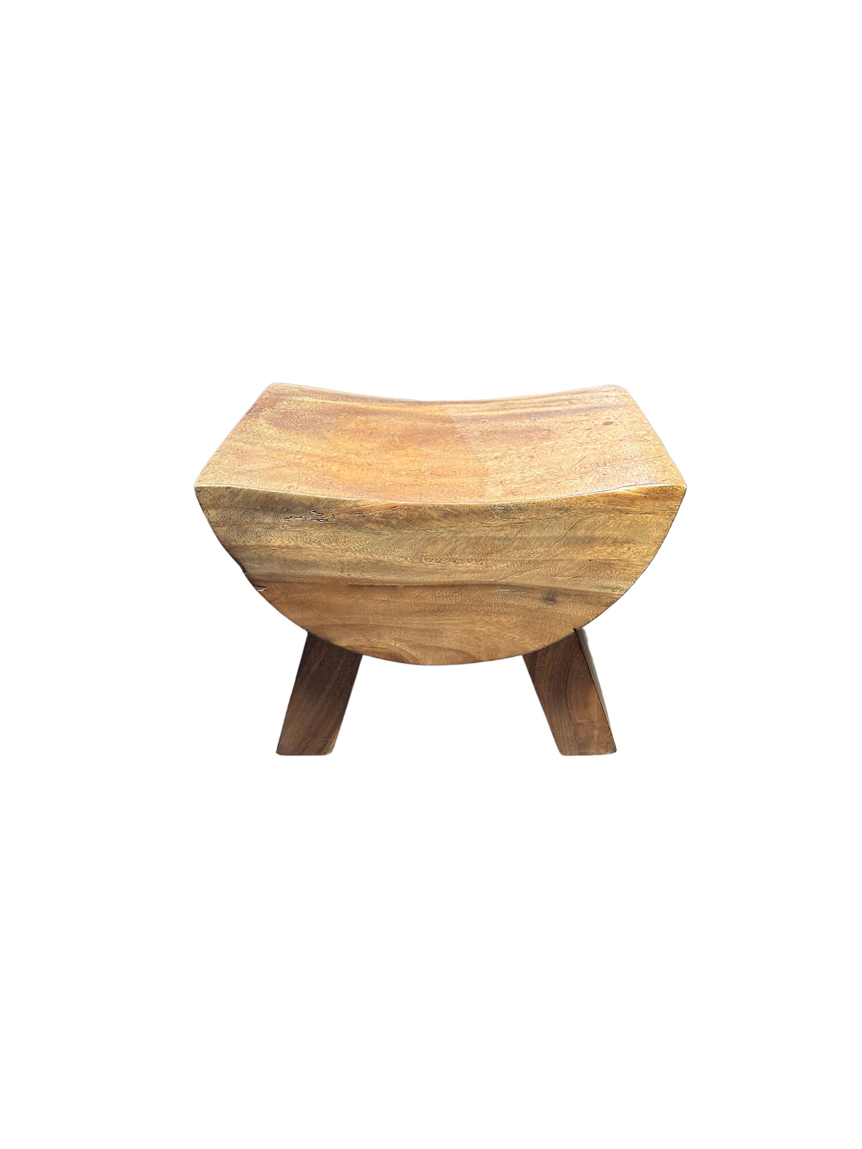 Taburete Escultural con Asiento Curvo Madera de Suar, Acabado Quemado, Orgánico Moderno Moderno orgánico en venta