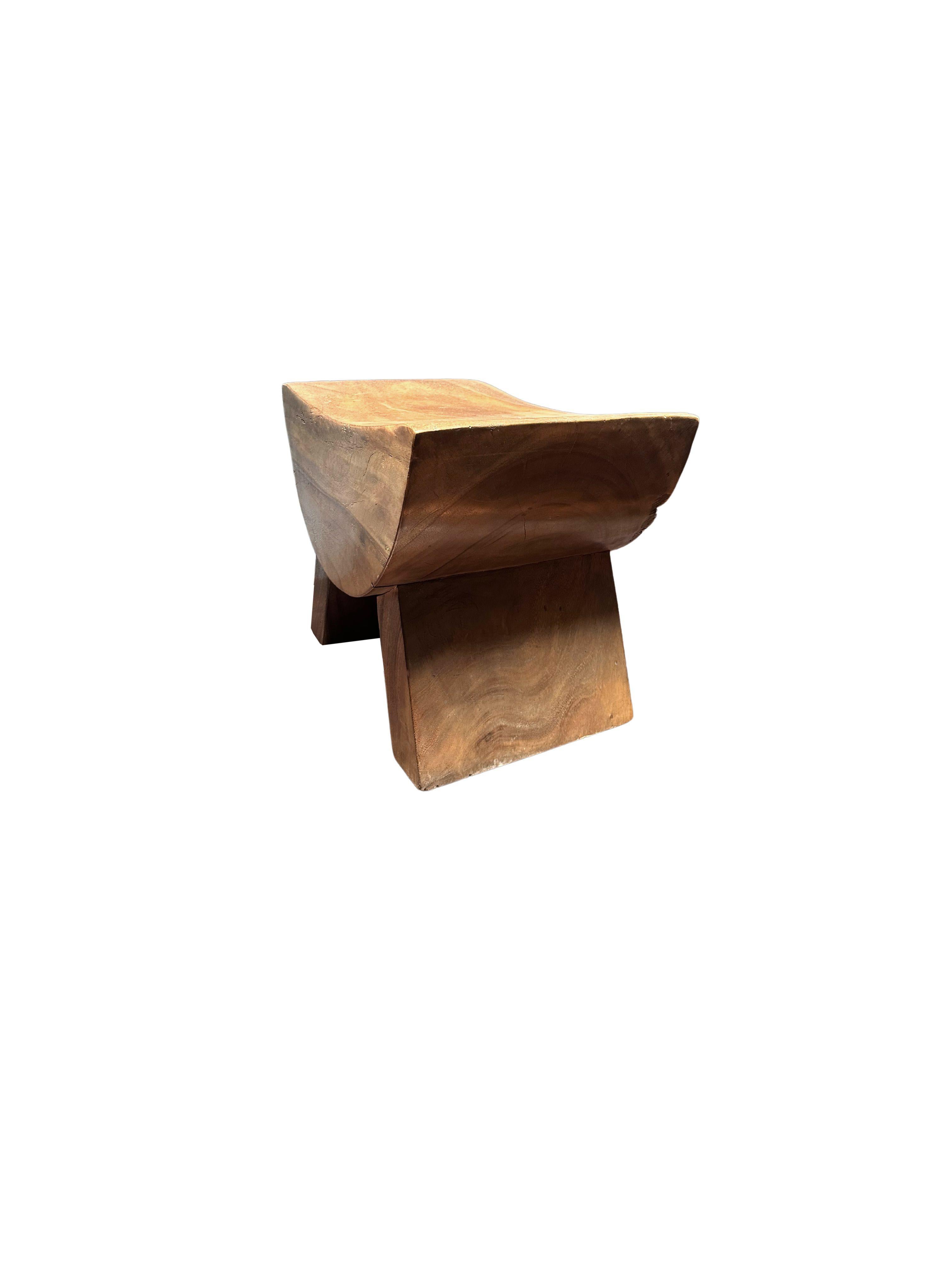 Taburete Escultural con Asiento Curvo Madera de Suar, Acabado Quemado, Orgánico Moderno Indonesio en venta