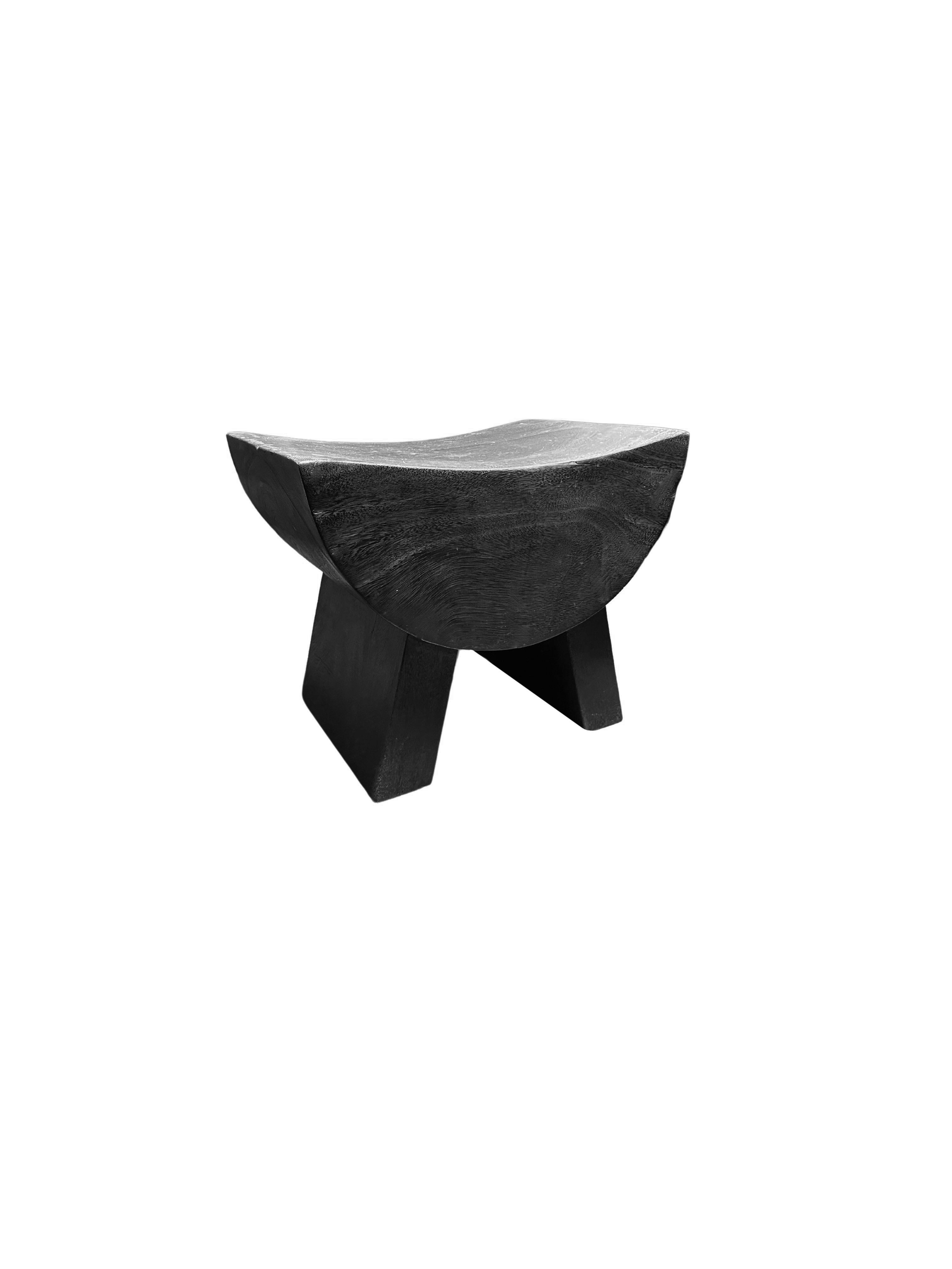 Taburete Escultural con Asiento Curvo Madera de Suar, Acabado Quemado, Orgánico Moderno Hecho a mano en venta