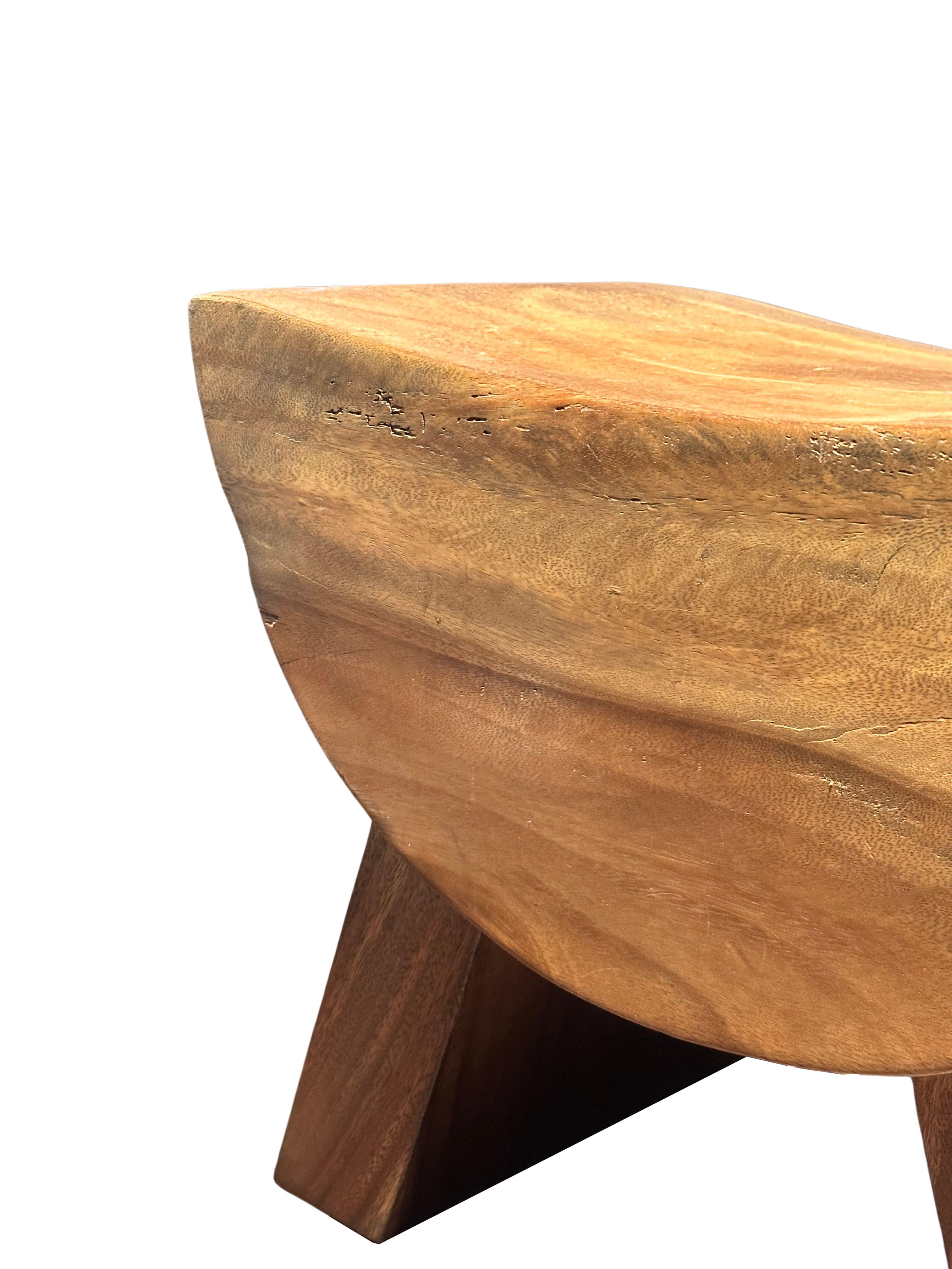 Taburete Escultural con Asiento Curvo Madera de Suar, Acabado Quemado, Orgánico Moderno Hecho a mano en venta