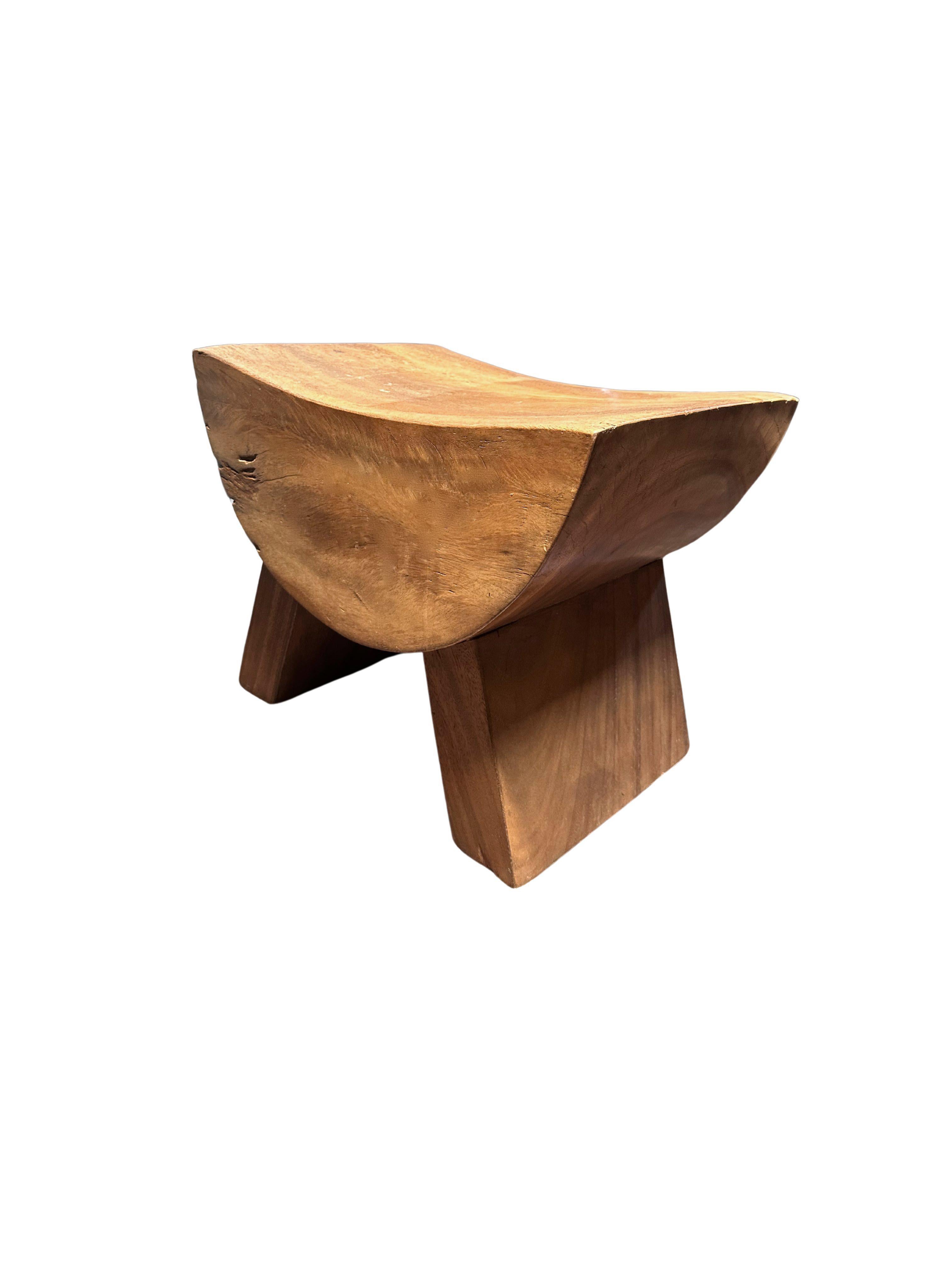 Taburete Escultural con Asiento Curvo Madera de Suar, Acabado Quemado, Orgánico Moderno en Bueno estado para la venta en Jimbaran, Bali