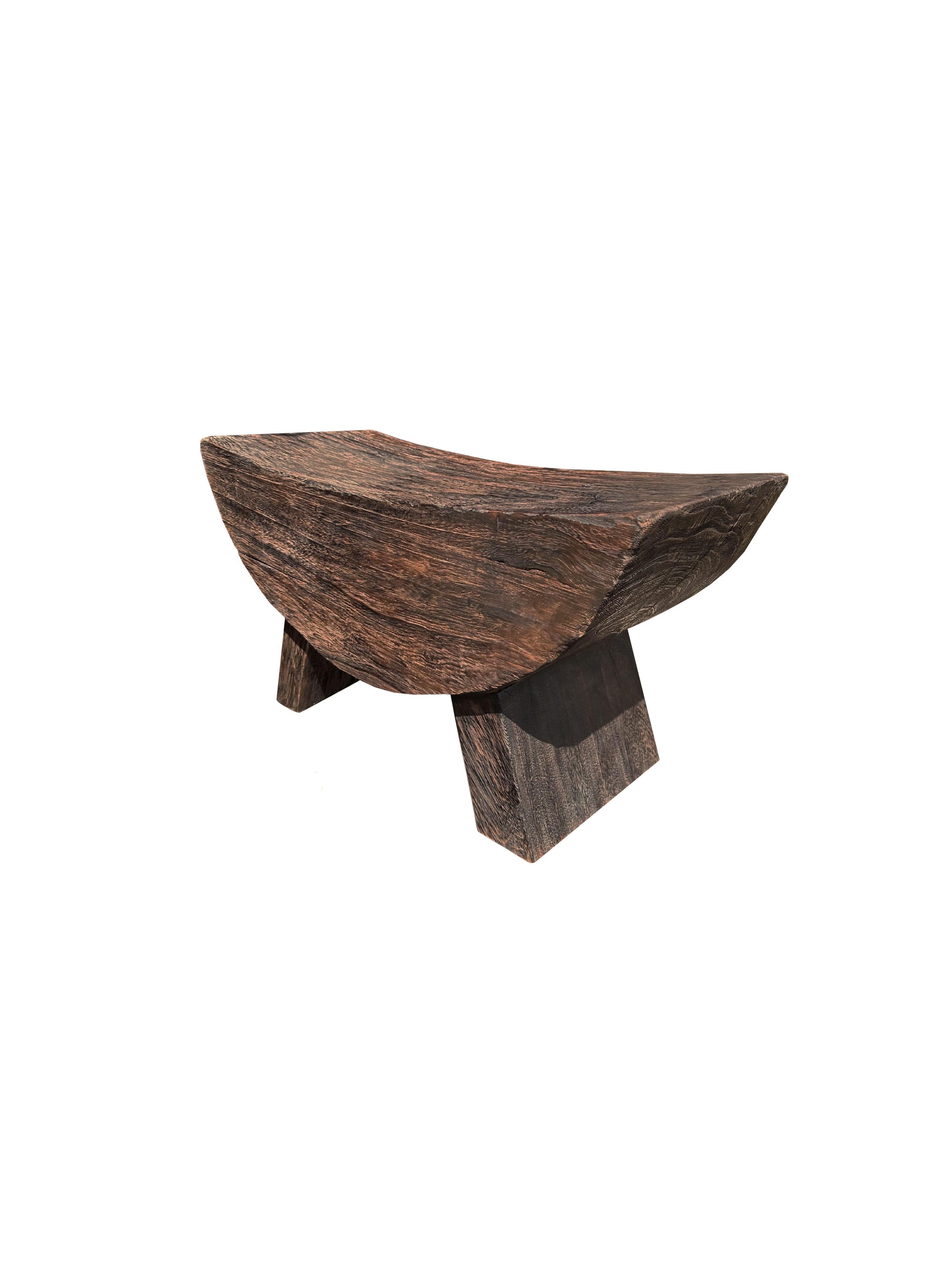 Taburete Escultural con Asiento Curvo Madera de Suar, Moderno Orgánico Indonesio en venta