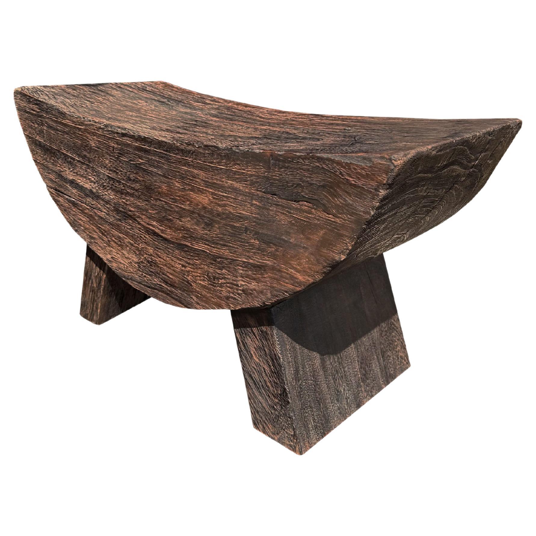 Sgabello scultoreo con sedile curvo in legno di suar, organico moderno