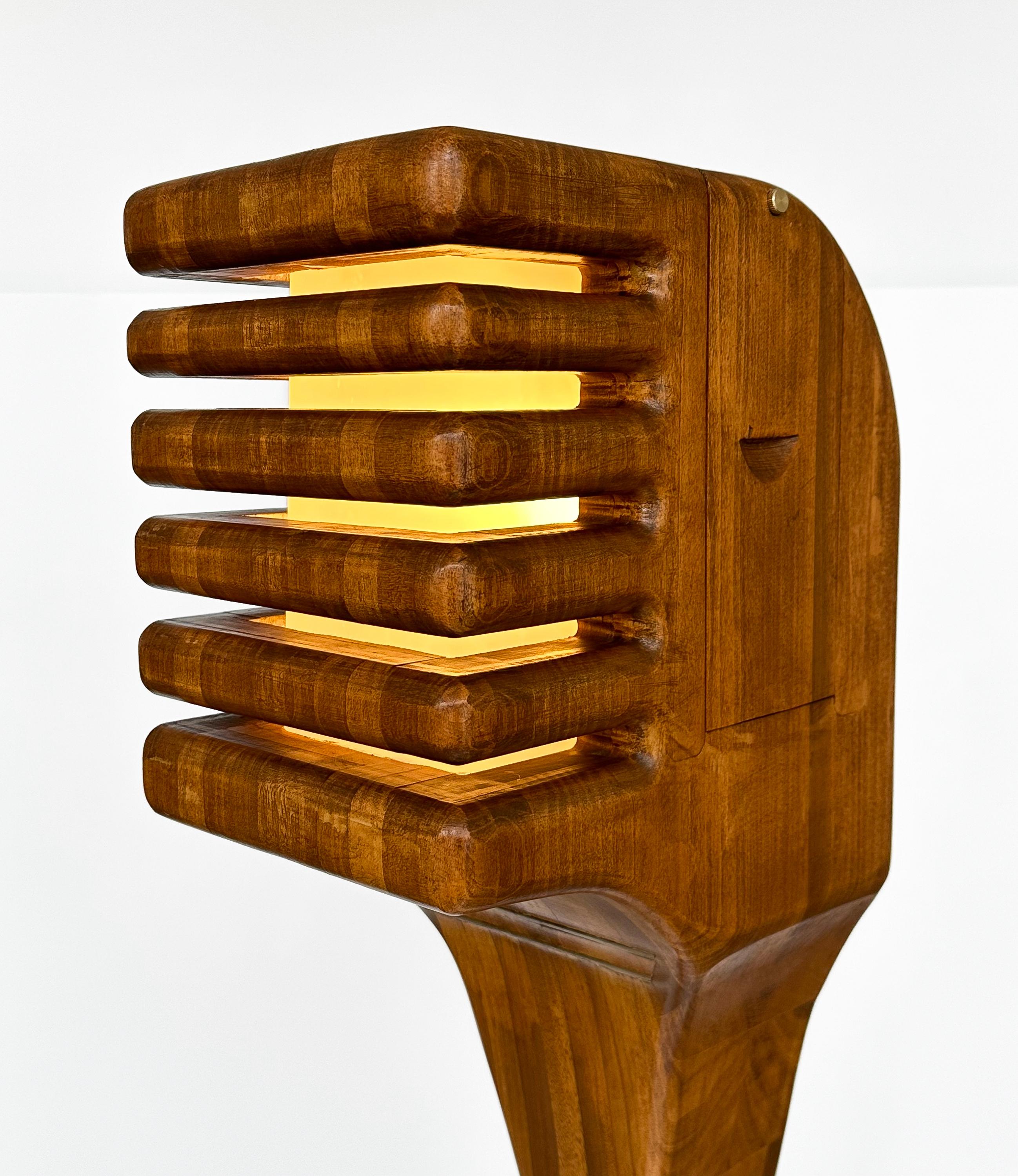 Skulpturale Studio Craft-Stehlampe aus geschnitztem Holz im Angebot 5