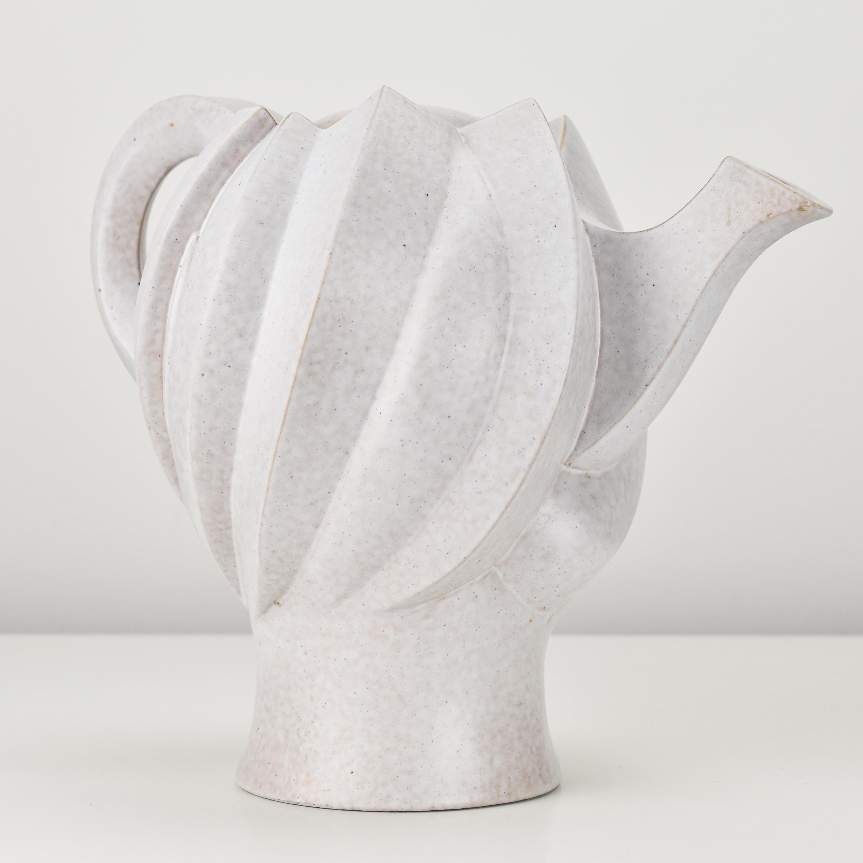 Skulpturale Studio Pottery Keramik-Teekanne, signiert Memphis, Mitte des Jahrhunderts (Französisch) im Angebot
