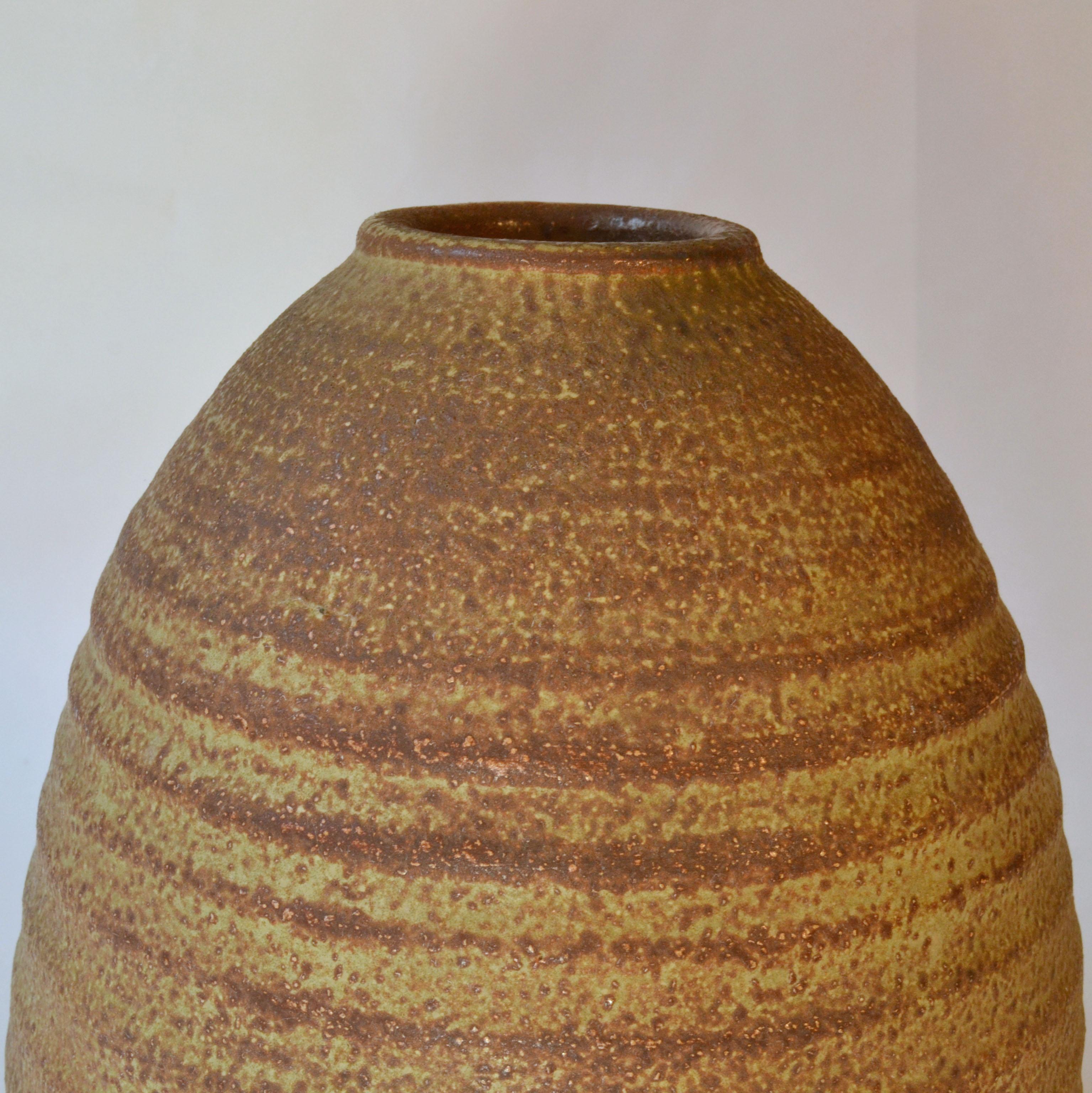 Mid-Century moderno Vaso scultoreo in Studio Pottery nei toni della terra e a forma di alveare di Piet Knepper in vendita