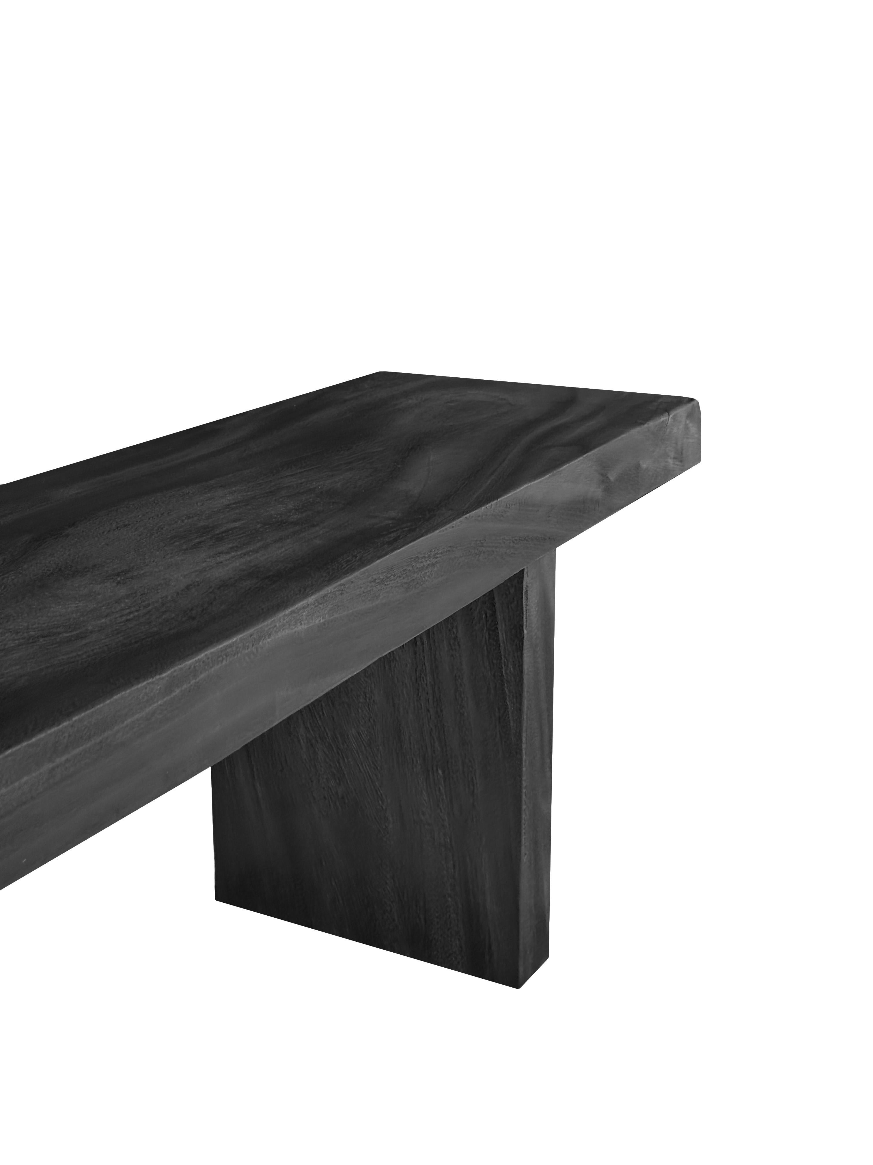 Skulpturale Suar Wood Bank, modern organisch, atemberaubende Holzstrukturen, gebrannte Oberfläche (Organische Moderne) im Angebot