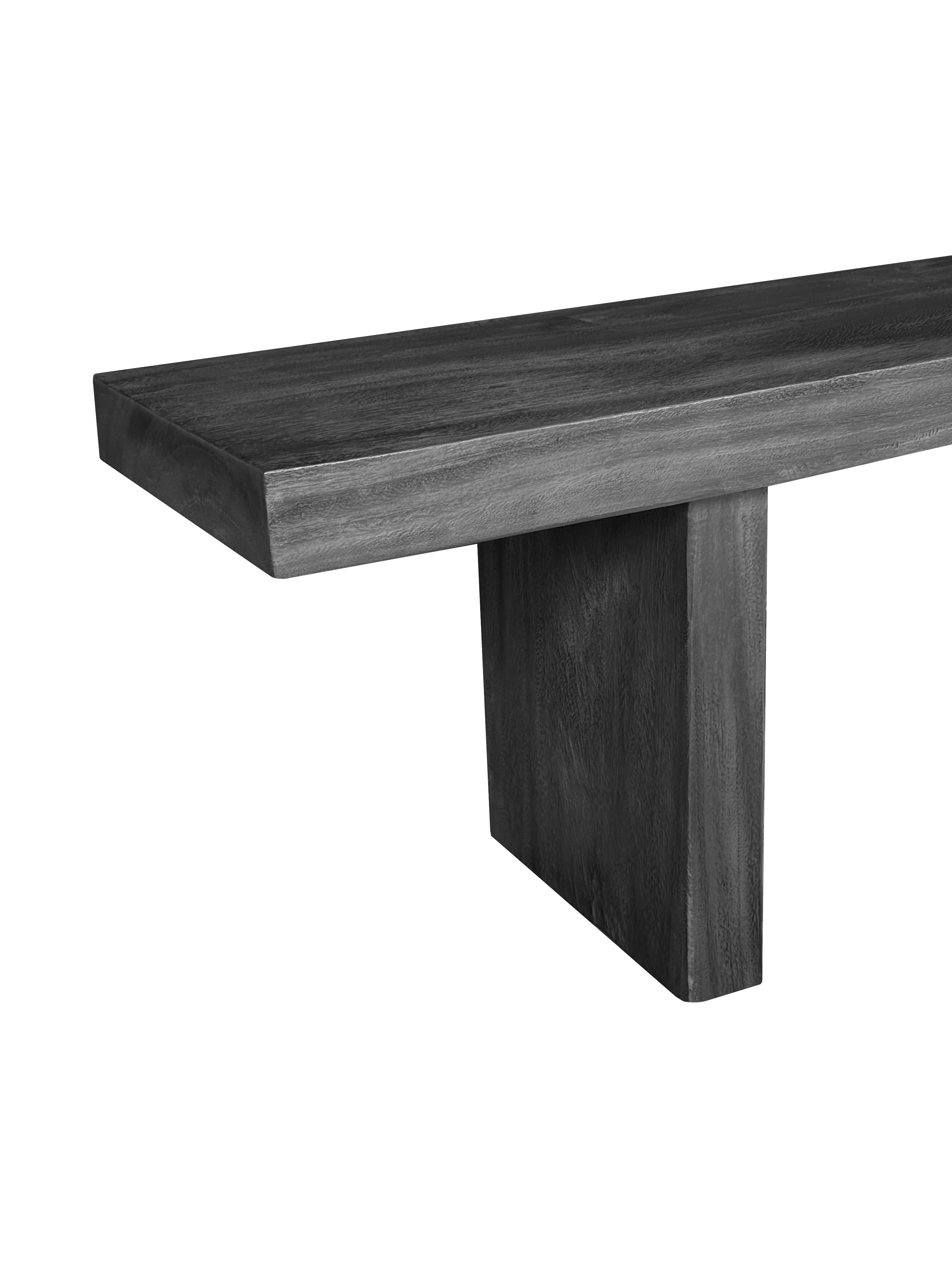 Skulpturale Suar Wood Bank, modern organisch, atemberaubende Holzstrukturen, gebrannte Oberfläche (Indonesisch) im Angebot