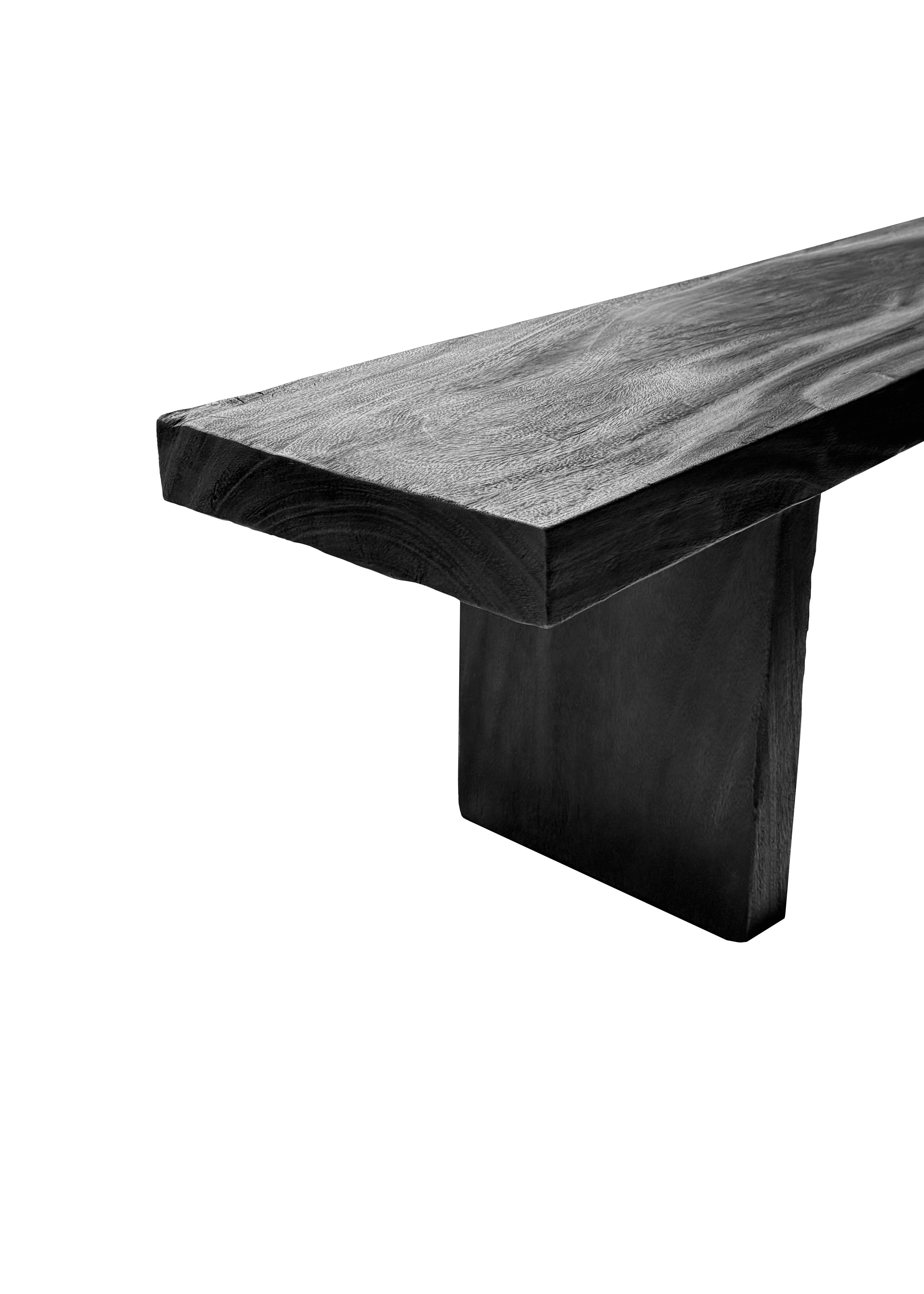 Skulpturale Suar Wood Bank, modern organisch, atemberaubende Holzstrukturen, gebrannte Oberfläche (21. Jahrhundert und zeitgenössisch) im Angebot